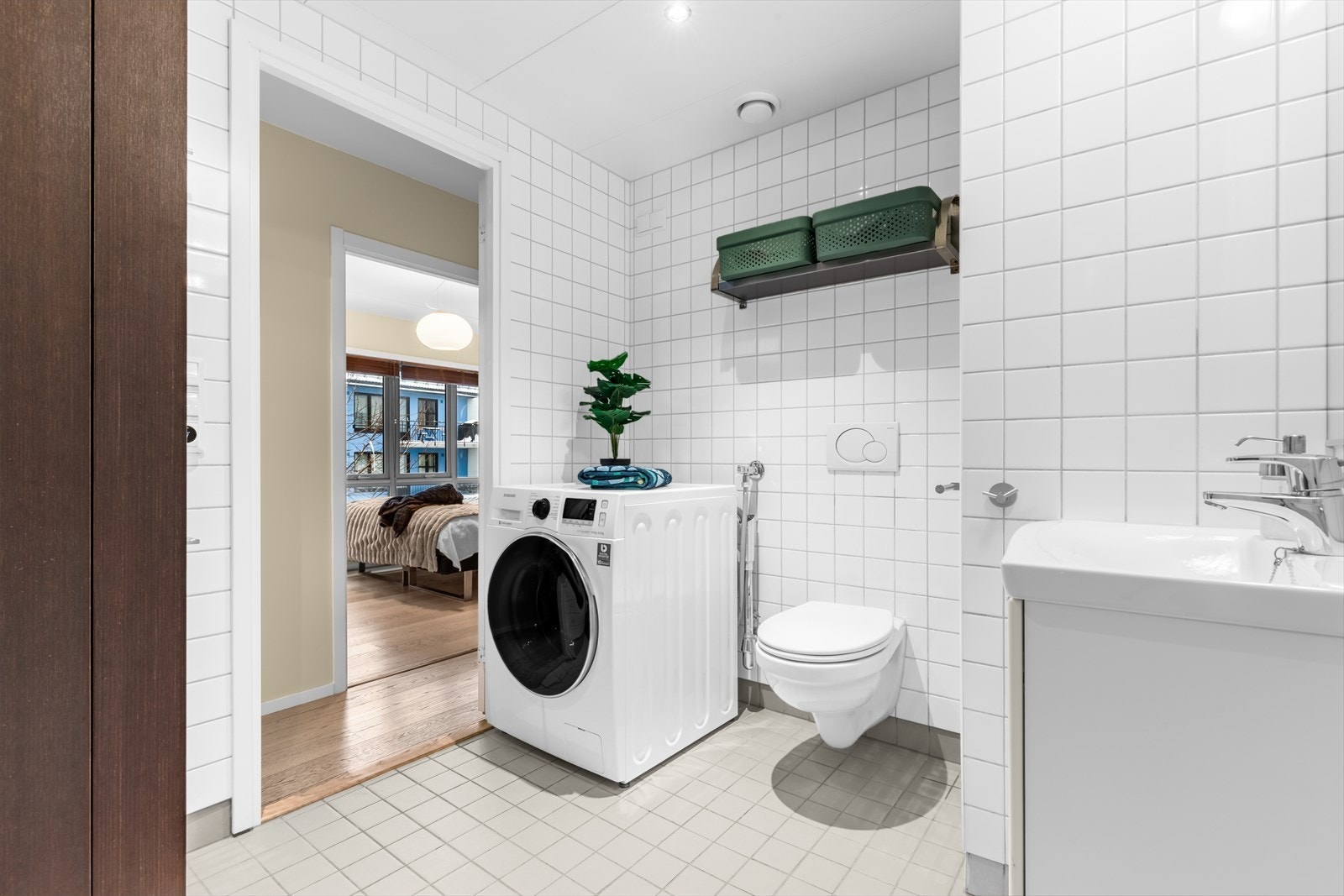 Pent flislagt bad med varmekabler i gulvet. Galleribilde