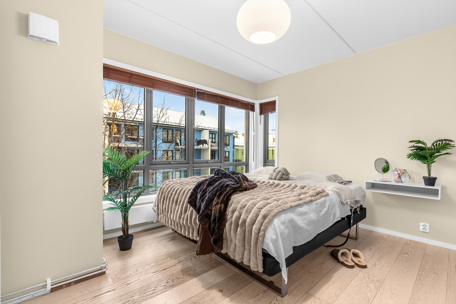 Hovedsoverommet er romslig og innbydende, med god plass til dobbeltseng, nattbord og garderobeløsning. Galleribilde