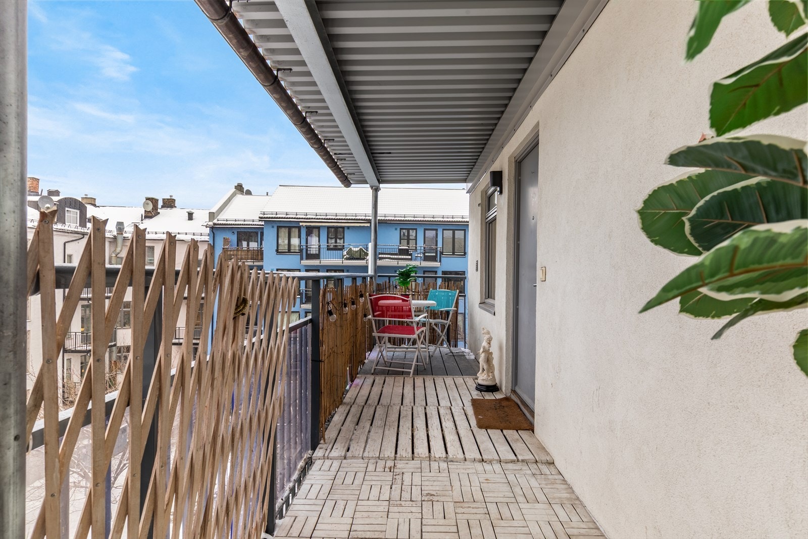 Den felles svalgangen rett utenfor leiligheten har sol fra ettermiddag til sen kveld. Leiligheten ligger innerst og det er ingen gjennomgang fra andre leiligheter. Galleribilde