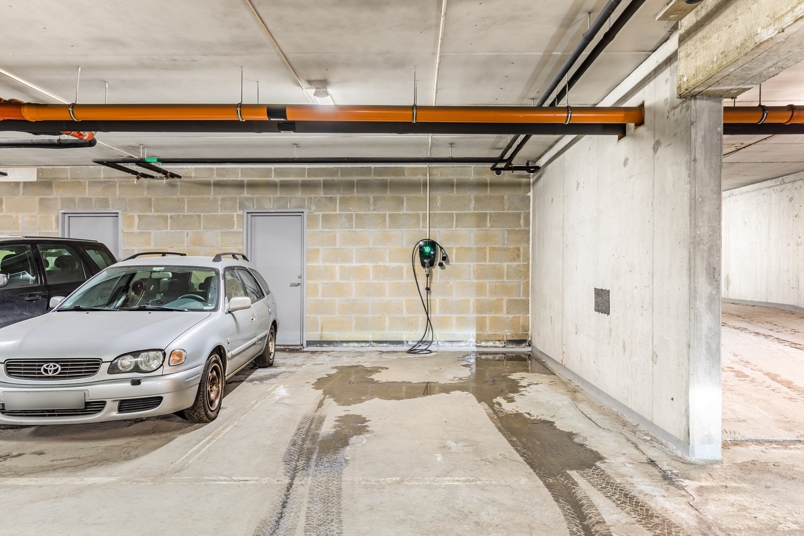 Garasjeplassen leiligheten disponerer er ekstra bred. Galleribilde