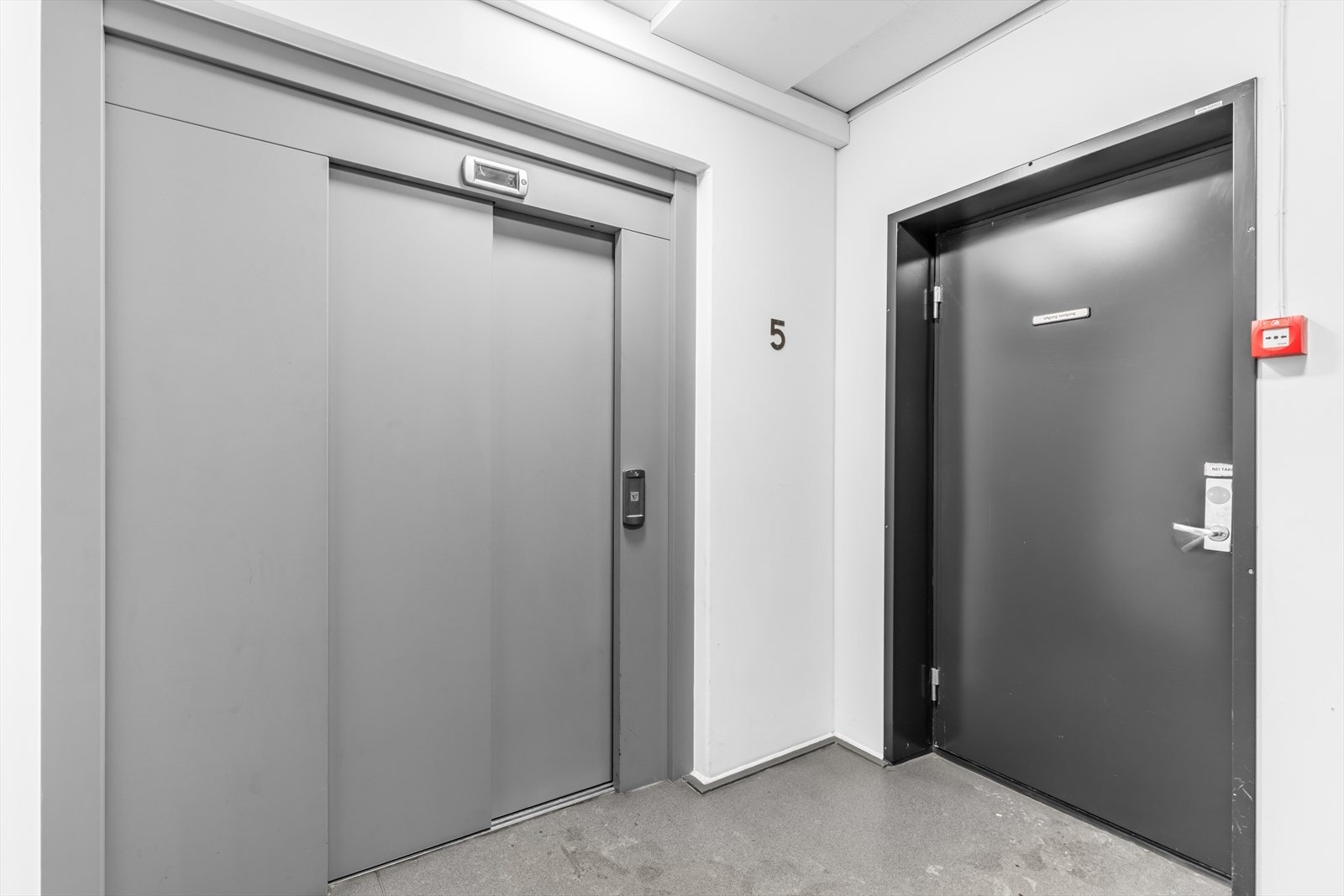 Det er heis rett opp til leiligheten både fra inngangsparti og garasjeanlegg. Galleribilde