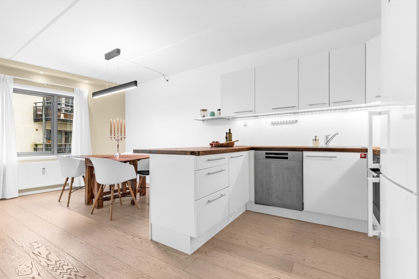 Kjøkkenet har spiseøy, som gir svært gode arbeidsflater, ekstra oppbevaring og en sosial sone. Galleribilde