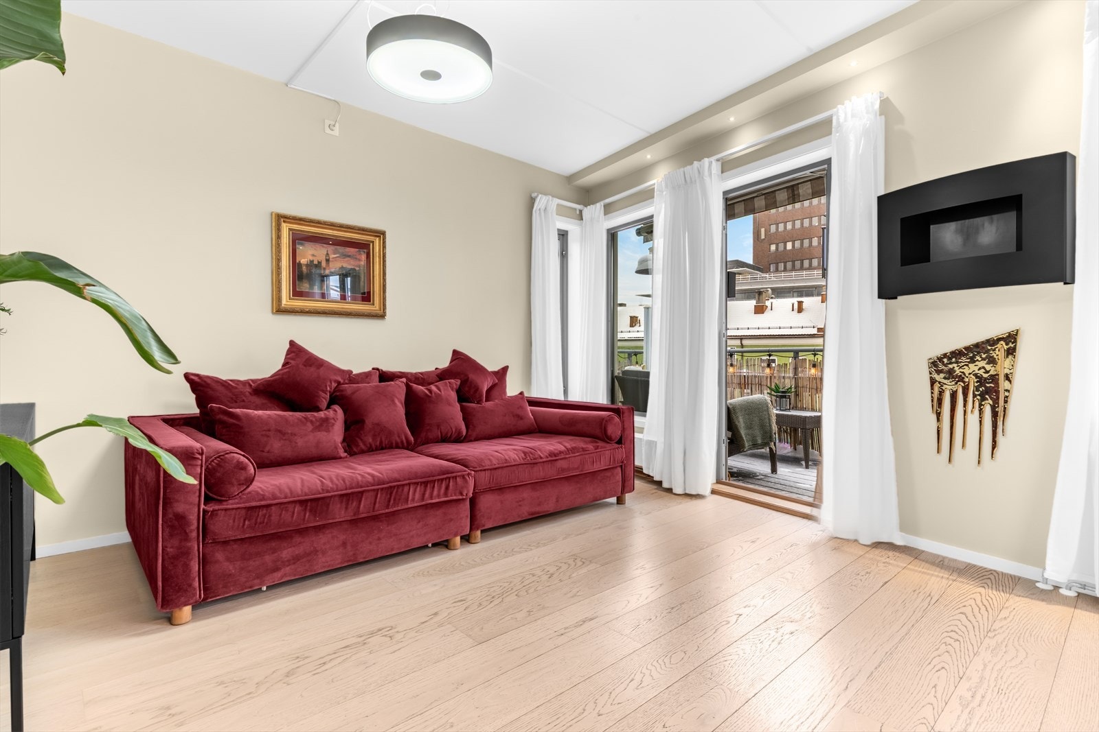 Leiligheten har borettslagets beste solforhold med hjørnebalkong med sol fra morgen til rundt kl. 17.00 og sen kveldssol på uteplassen på svalgangen på motsatt side. Galleribilde