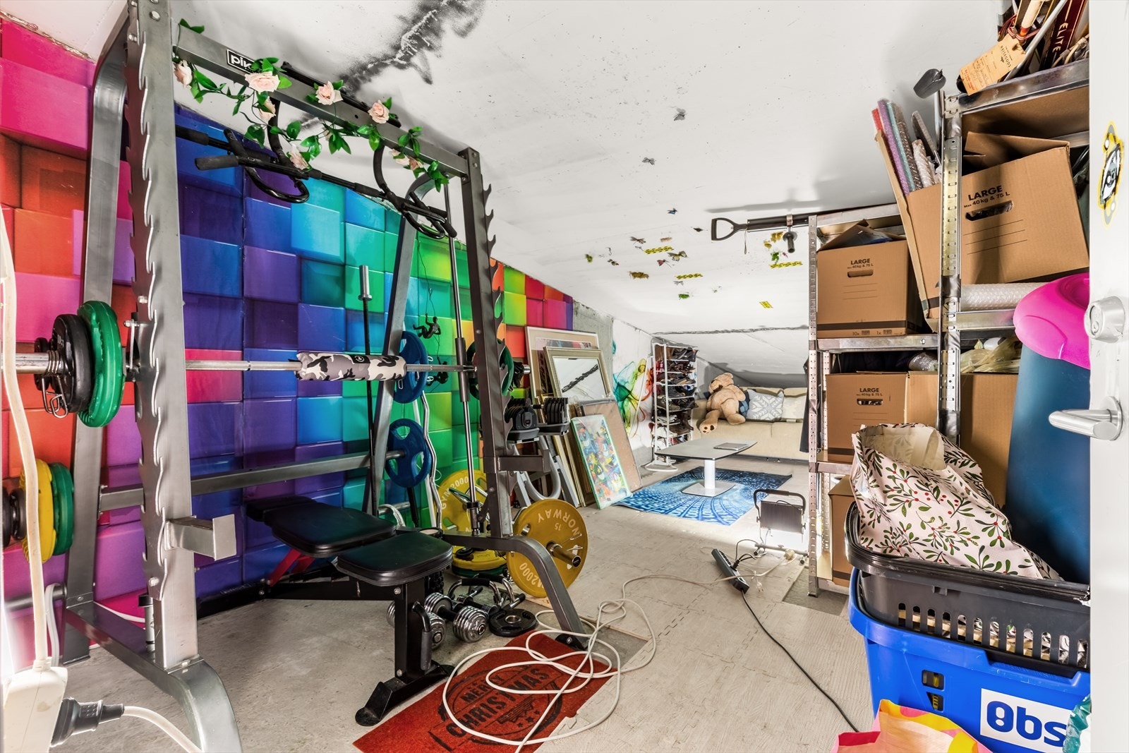 Andelen disponerer en svært romslig kjellerbod på ca. 11 kvm med hele 35 kvm gulvareal. Boden har skråtak og lavere takhøyde i bakkant. Galleribilde