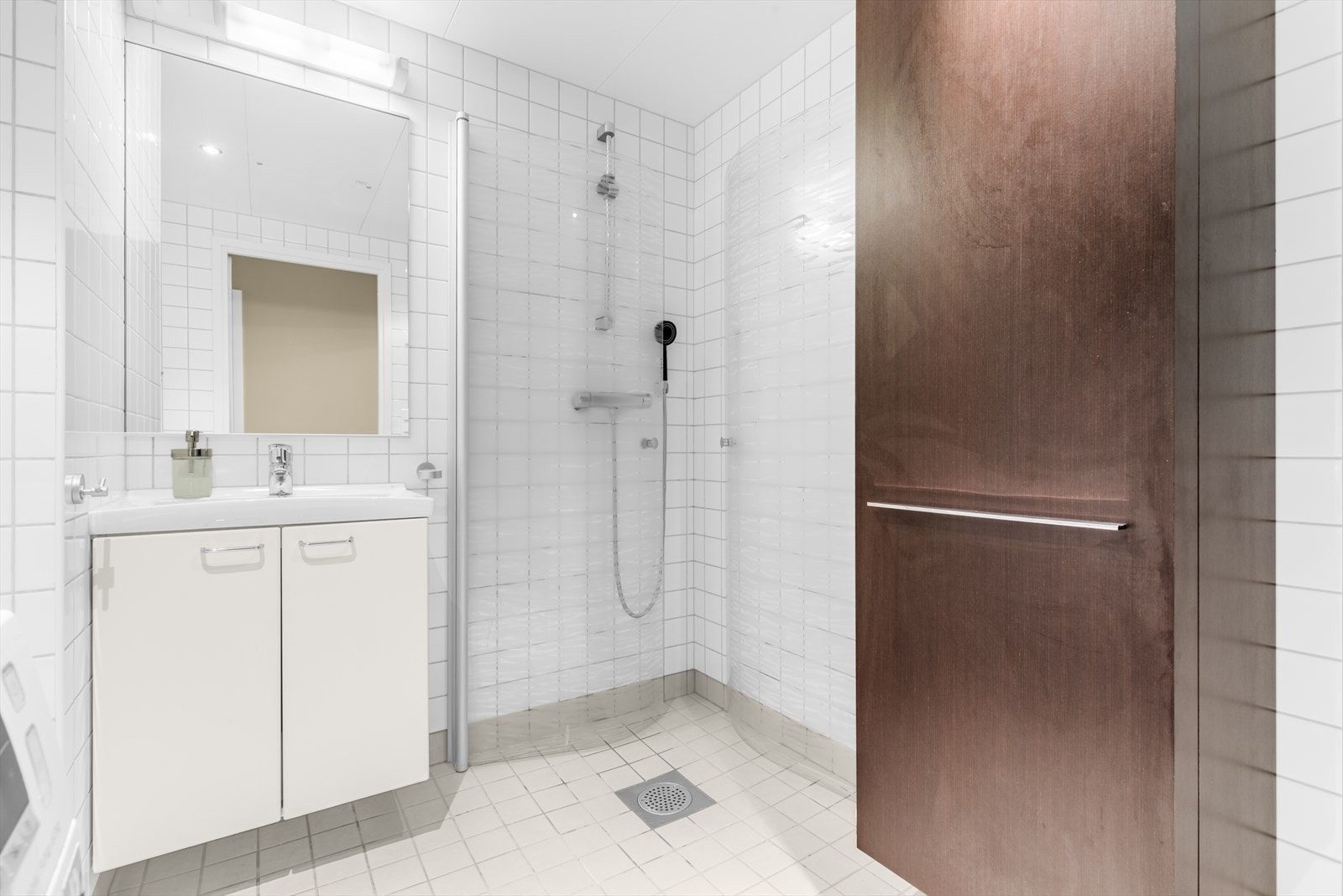 Det er opplegg for vaskemaskin samt stikkontakt for tørketrommel. Felles mekanisk avtrekksventilasjon sørger for god lufting. Galleribilde