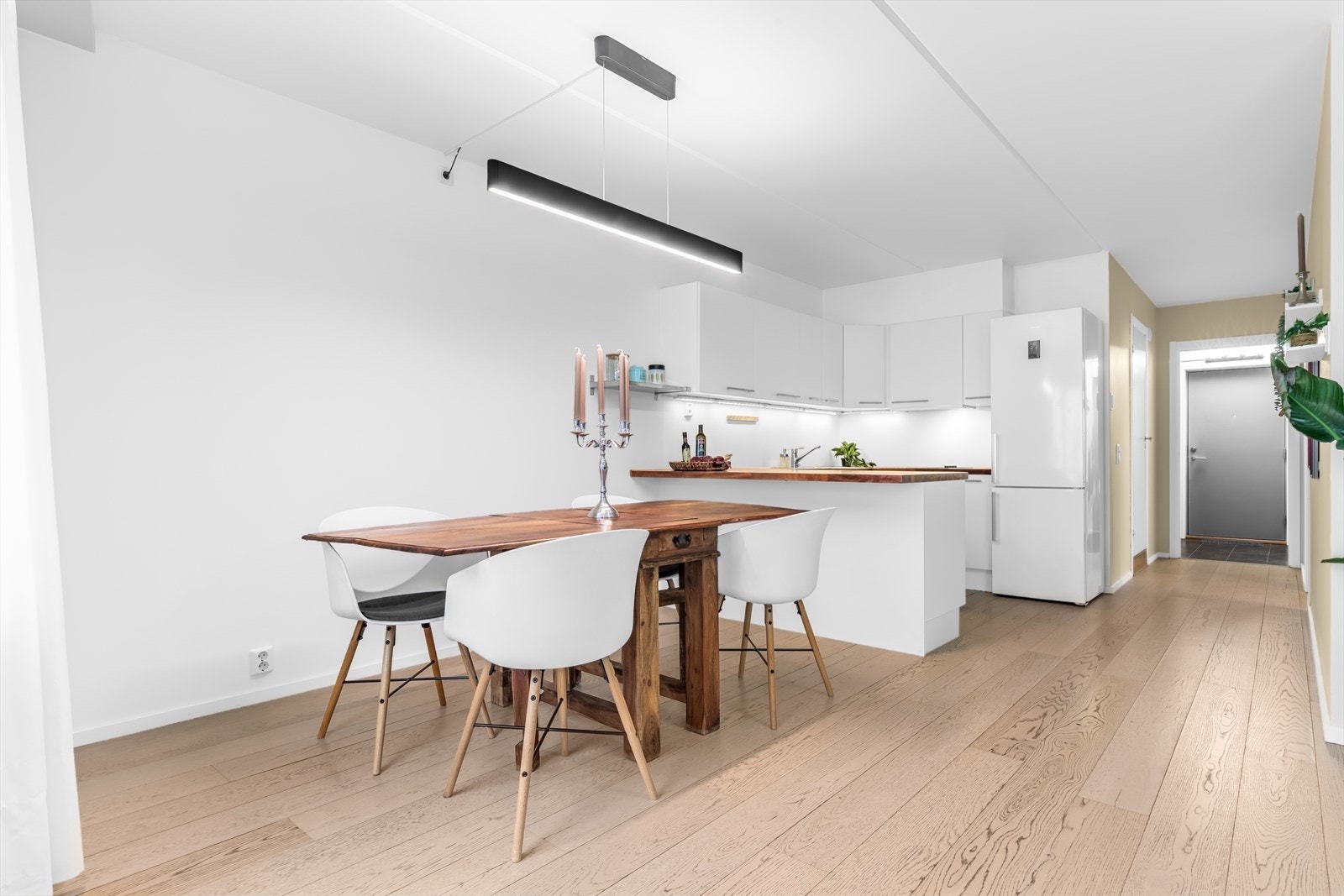 Rommet har rikelig plass til en stor, sosial spisegruppe, og det er også god plass til barstoler ved kjøkkenløsningen - perfekt for både måltider og uformelle sammenkomster. Galleribilde