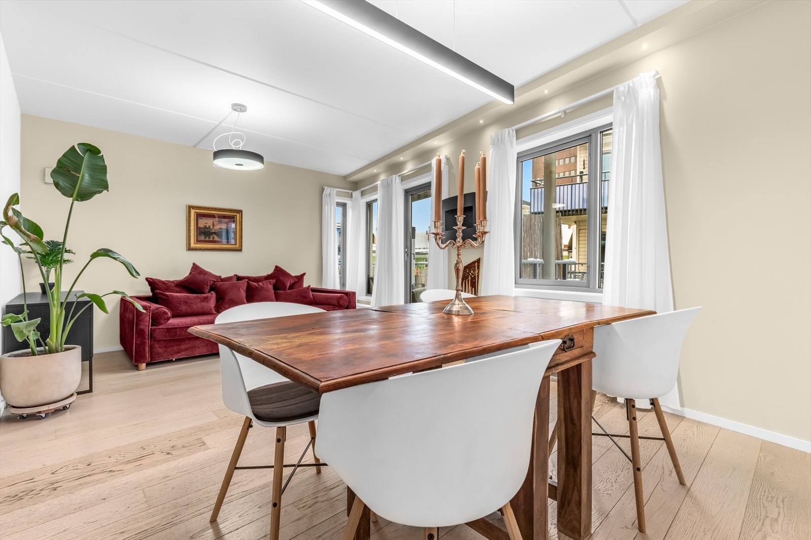 Leiligheten er lys og luftig med store vindusflater både i stue og på soverom. Galleribilde