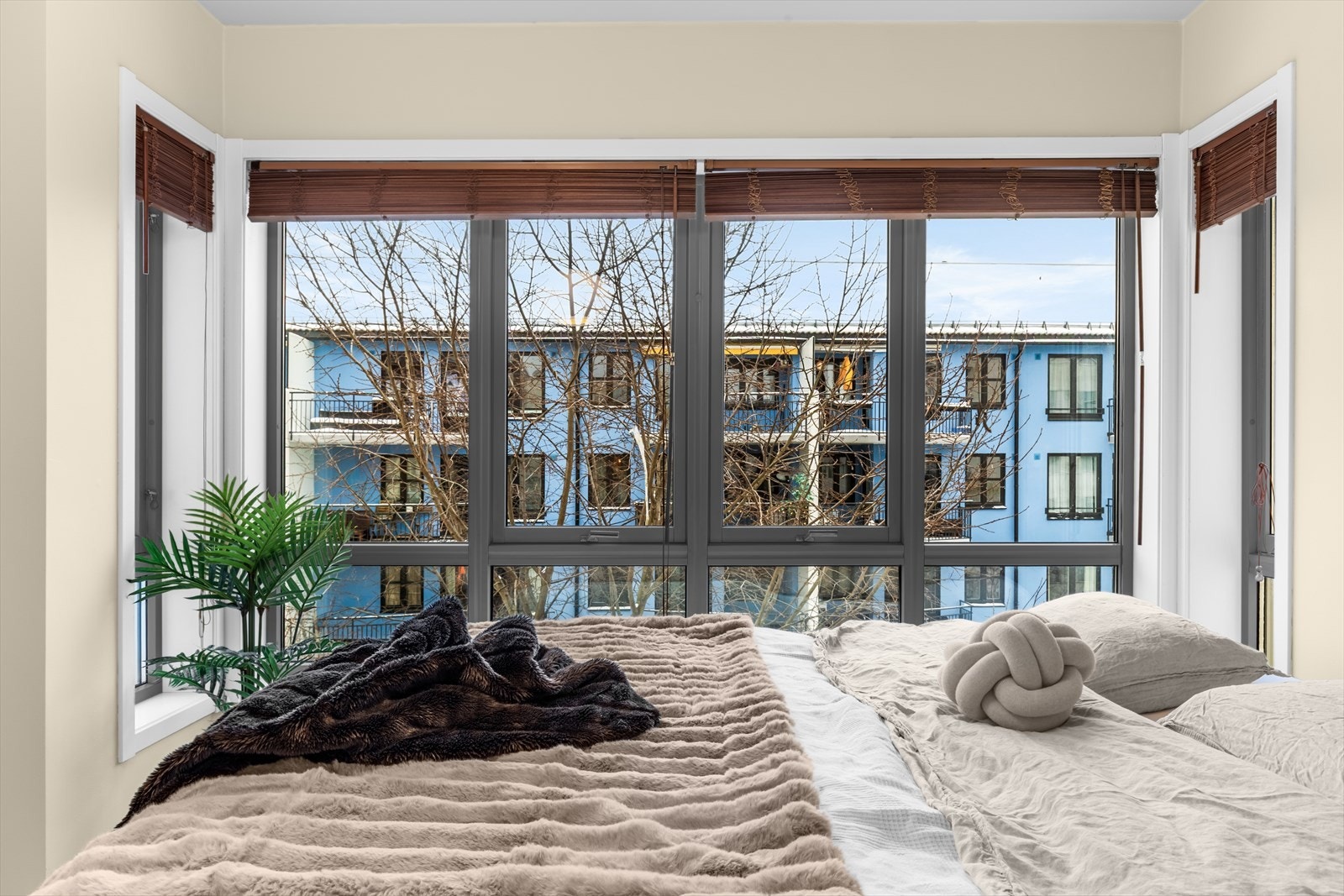 De unike vinduene med flere vindusflater på rekke gir rikelig med lysinnslipp og skaper en luftig atmosfære. Galleribilde