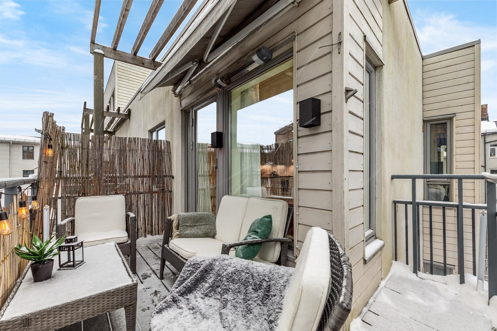 Balkongen har god plass til utemøbler og grill, og byr på hyggelig utsikt mot bakgård samt gode solforhold - et perfekt sted for avslapning og sosiale sammenkomster. Galleribilde