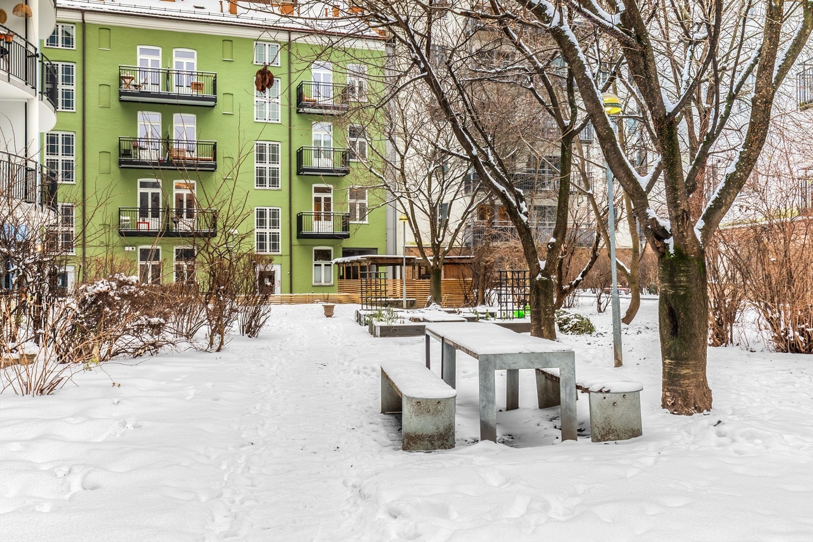 Felles bakgård med sittegrupper, et hyggelig uteområde for beboerne. Galleribilde