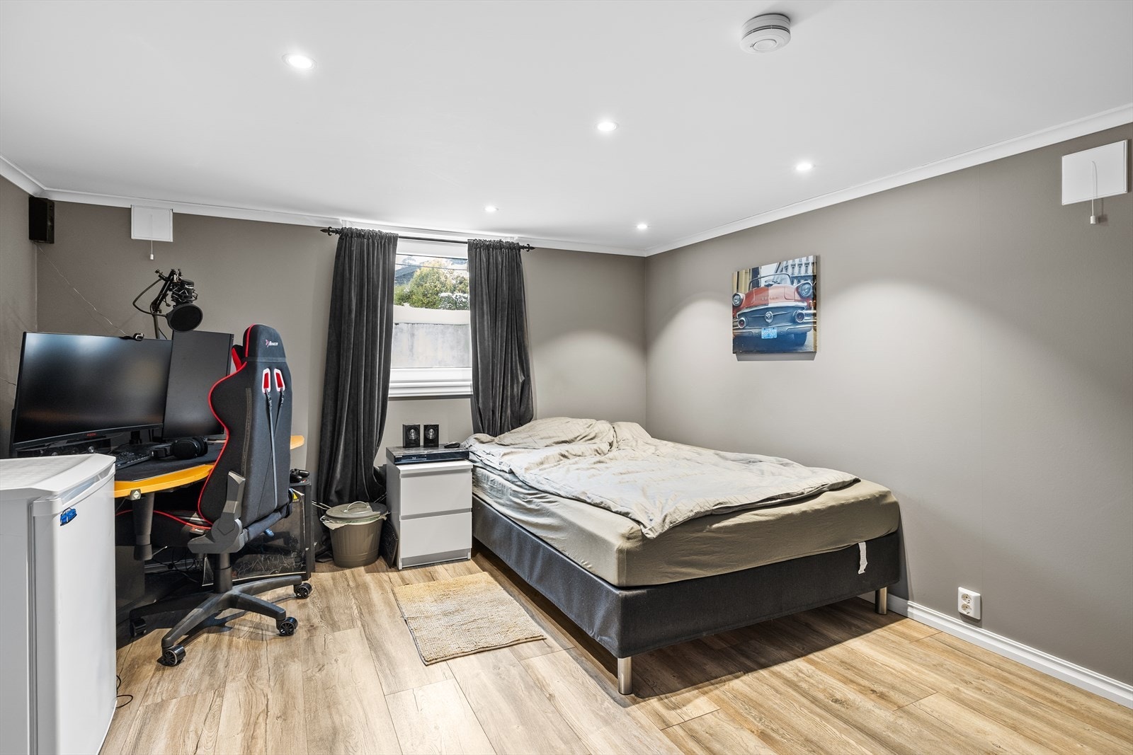 Laminatgulv gir en slitesterk overflate, mens vinduet sikrer naturlig lysinnslipp. Galleribilde