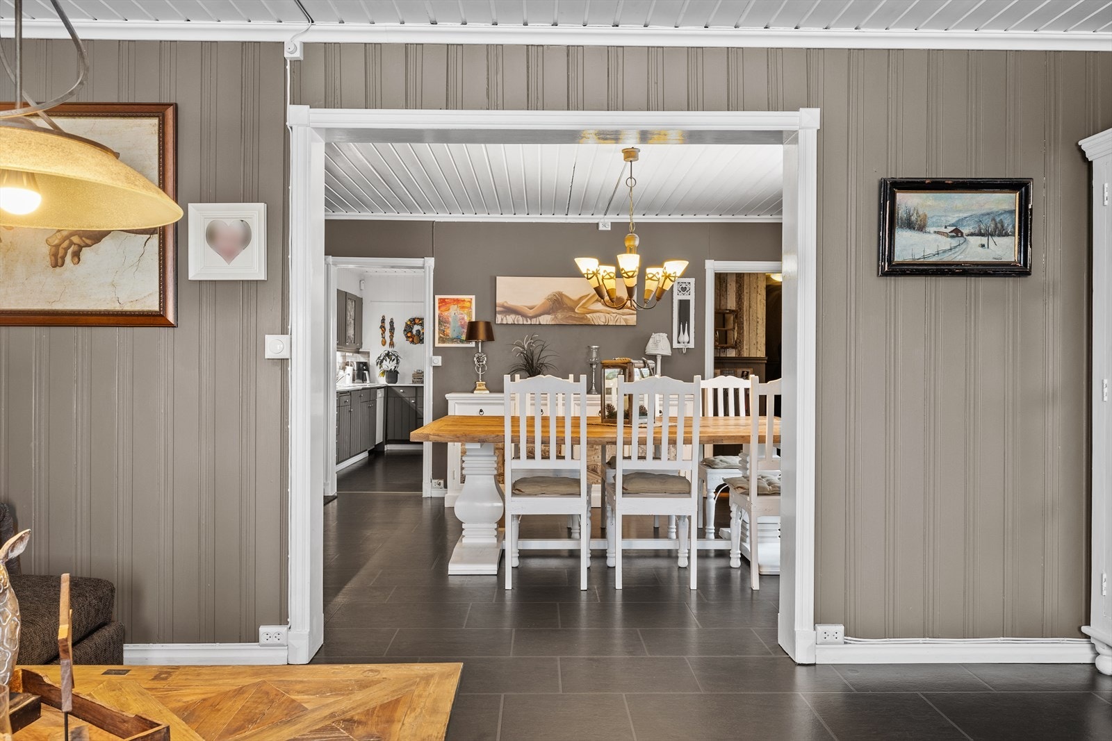 Delvis åpen løsning mellom stue og spisestue gir god plassutnyttelse. Galleribilde