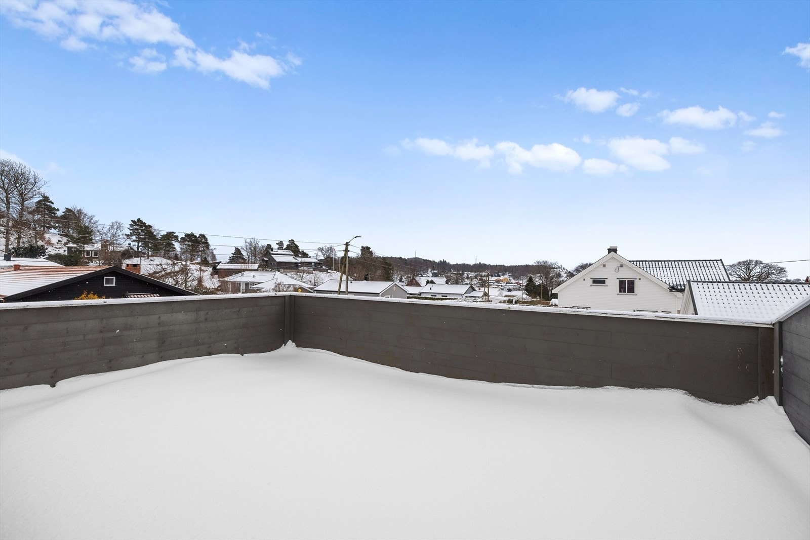 Balkongen gir god utsikt over småhusbebyggelse og landskap. Galleribilde