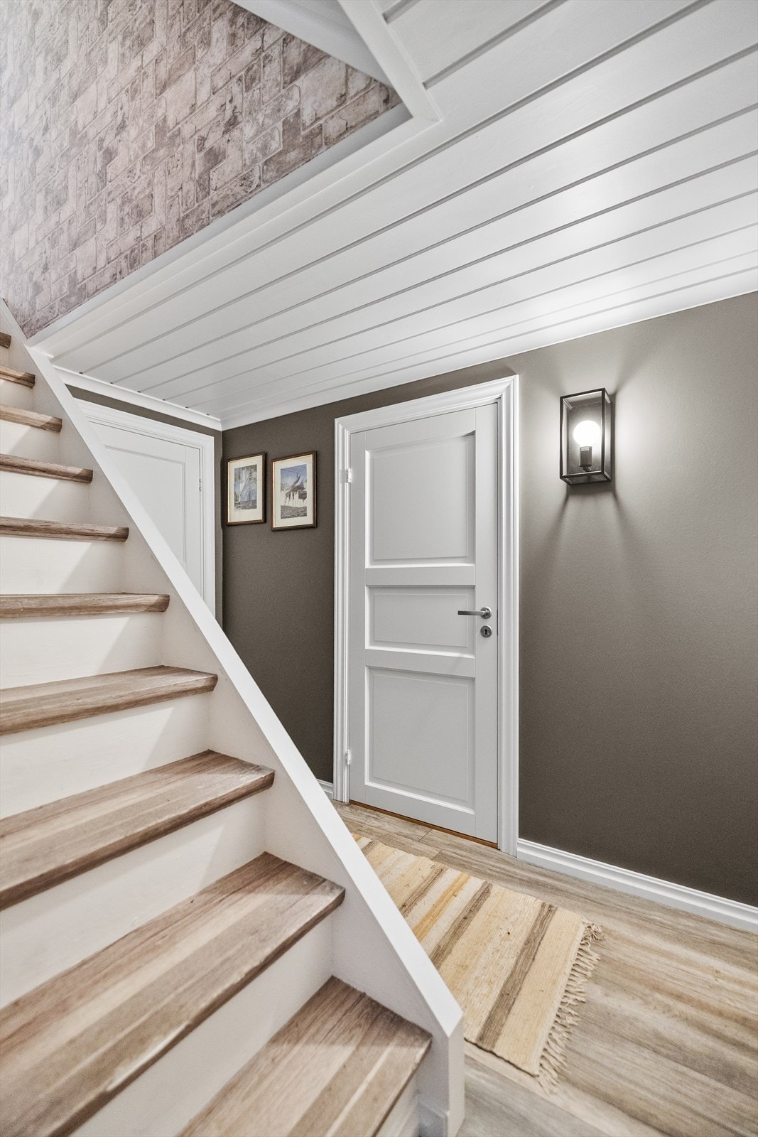 Tretrappe ned til kjelleren Galleribilde