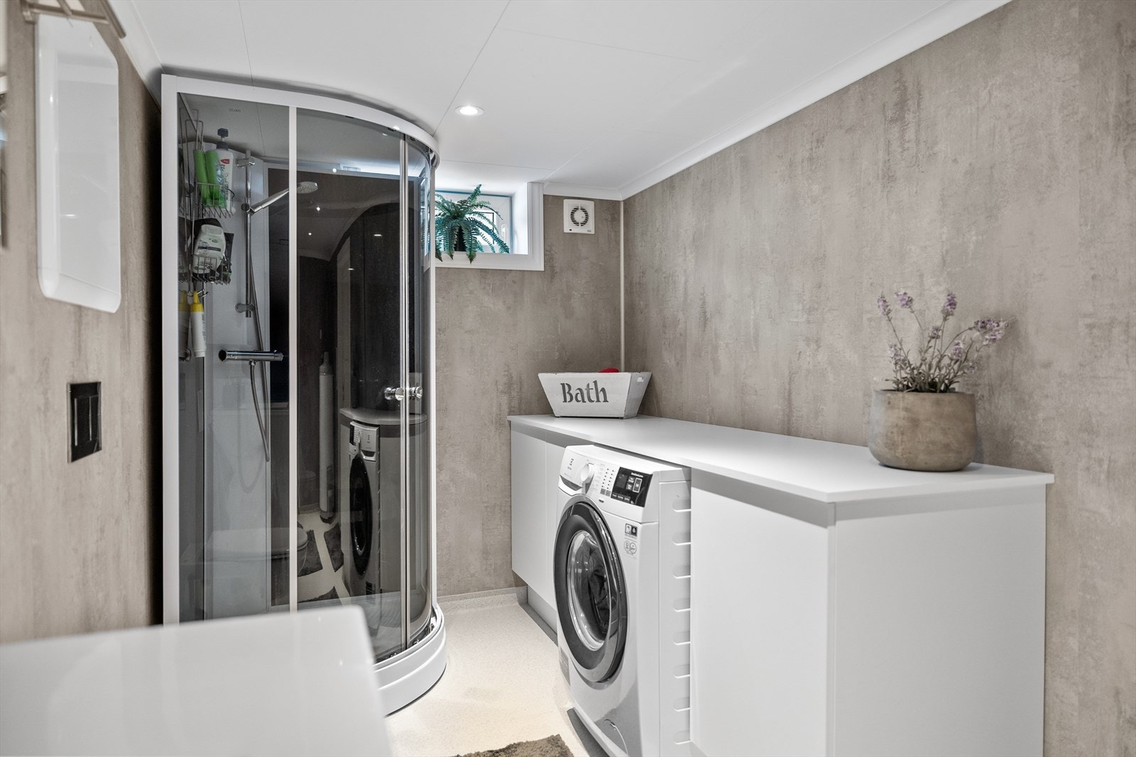 Badet er renovert i 2024 med dusjkabinett og moderne innredning. Galleribilde