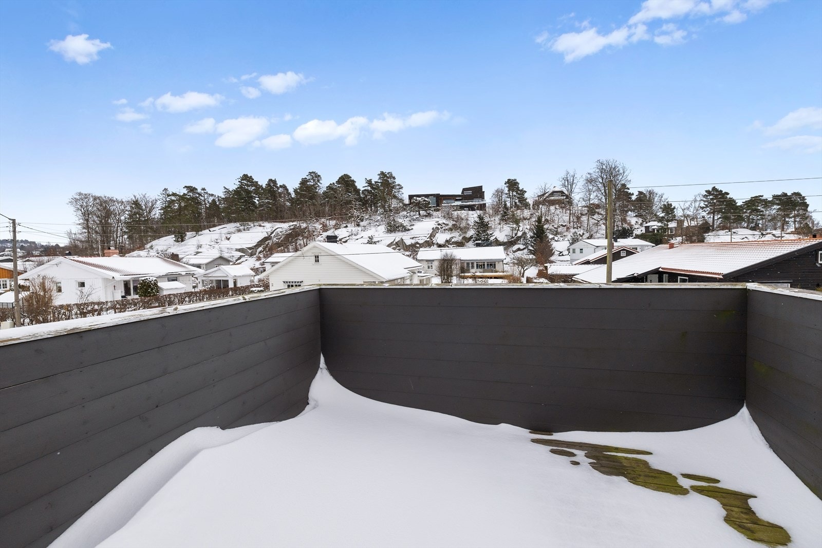 Utsyn mot nærliggende boligområde fra den beiste terrassen. Galleribilde