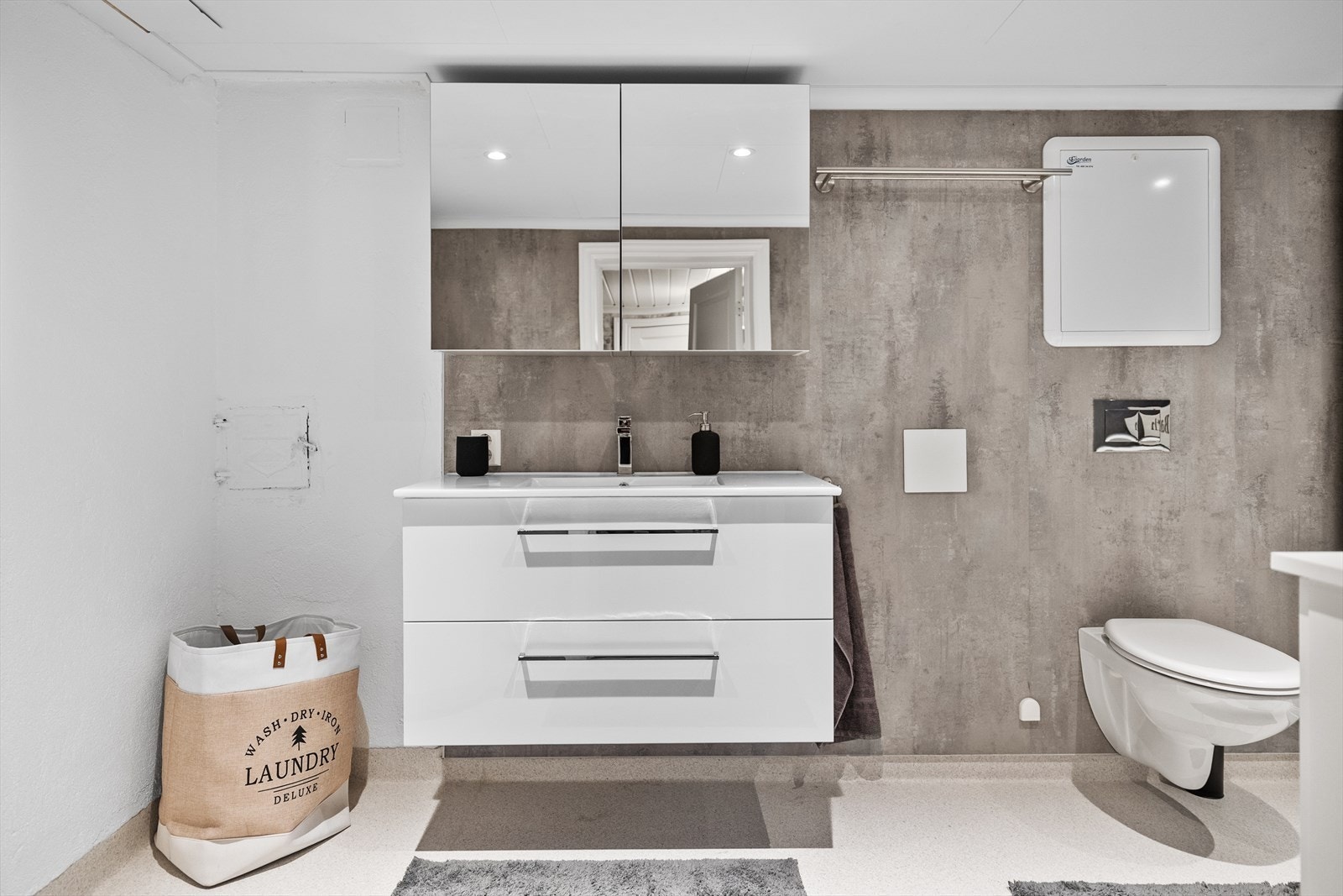 Våtrommet har våtromsplater på vegg og slette malte flater i tak, med mekanisk ventilasjon. Galleribilde