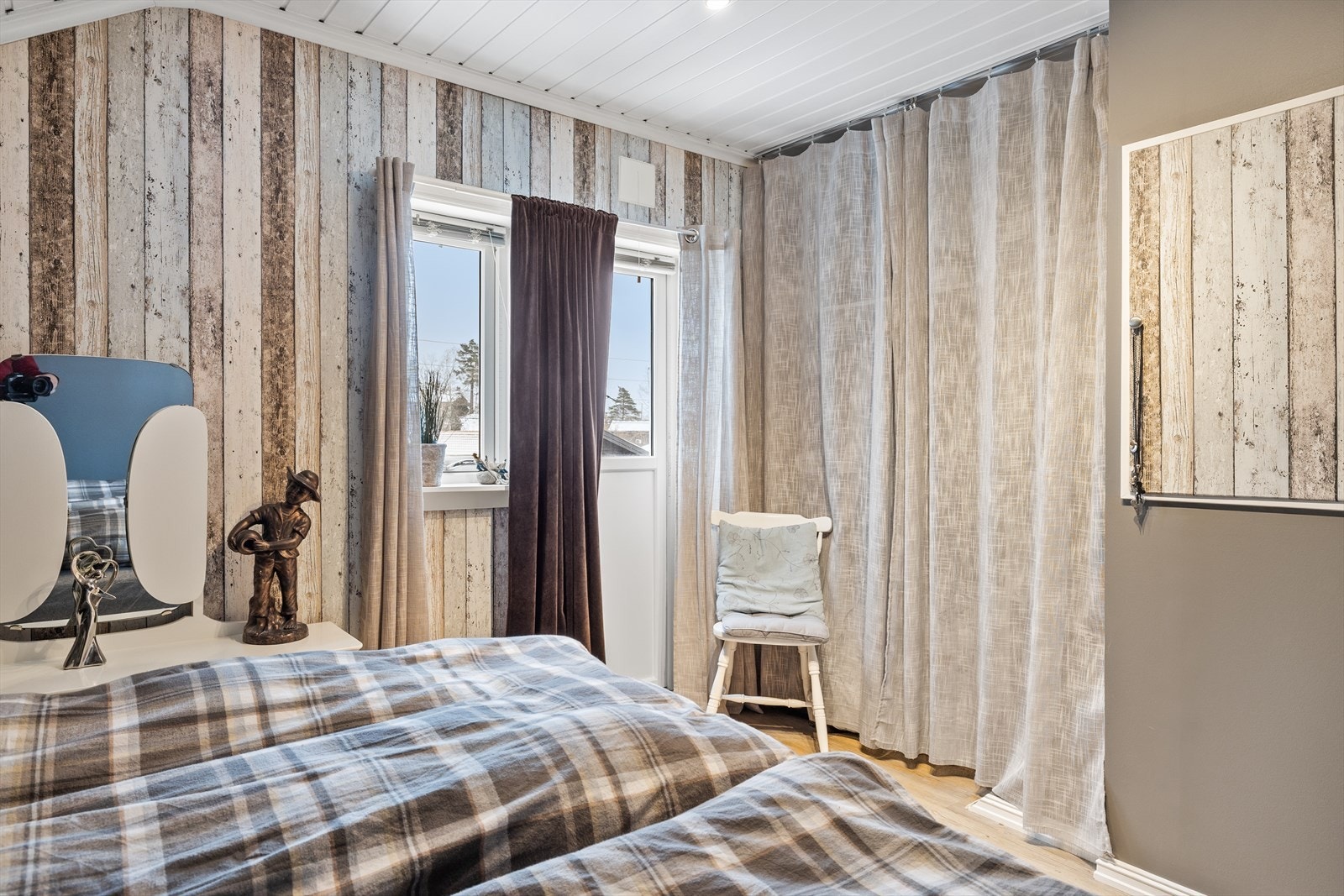 Direkte tilgang til balkongen fra soverommet gir enkel utgang til uteområdet. Galleribilde