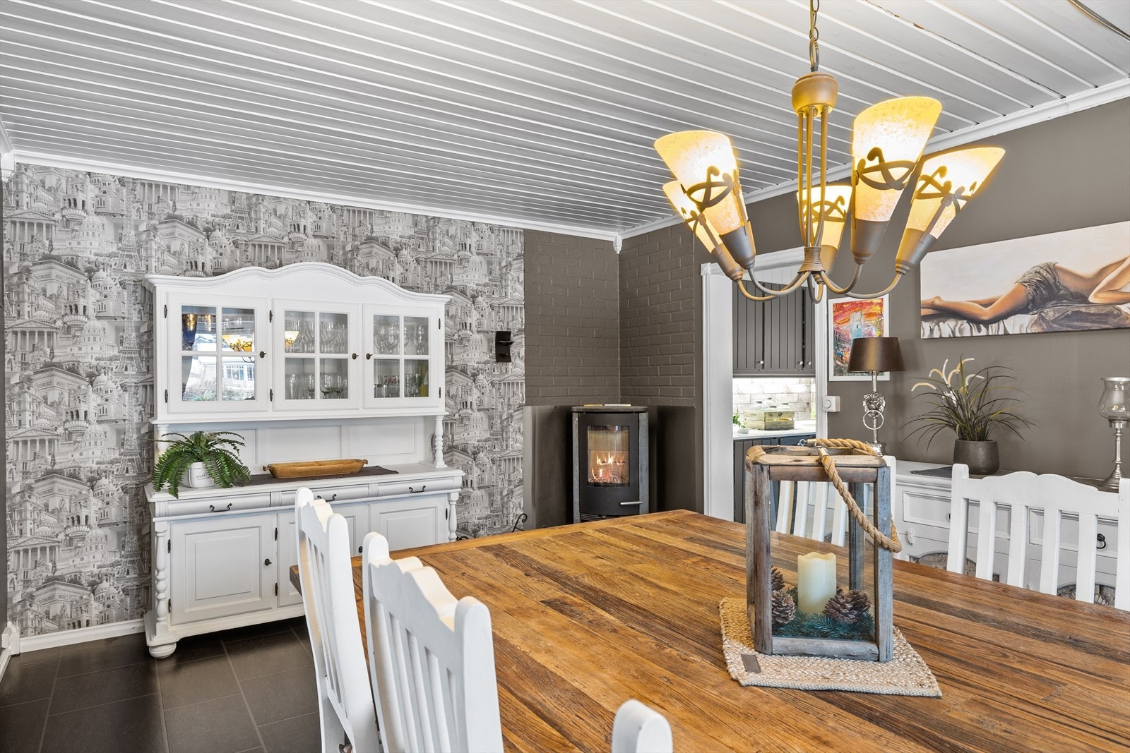 Vedovn gir ekstra varme og kos i spisestuen. Galleribilde