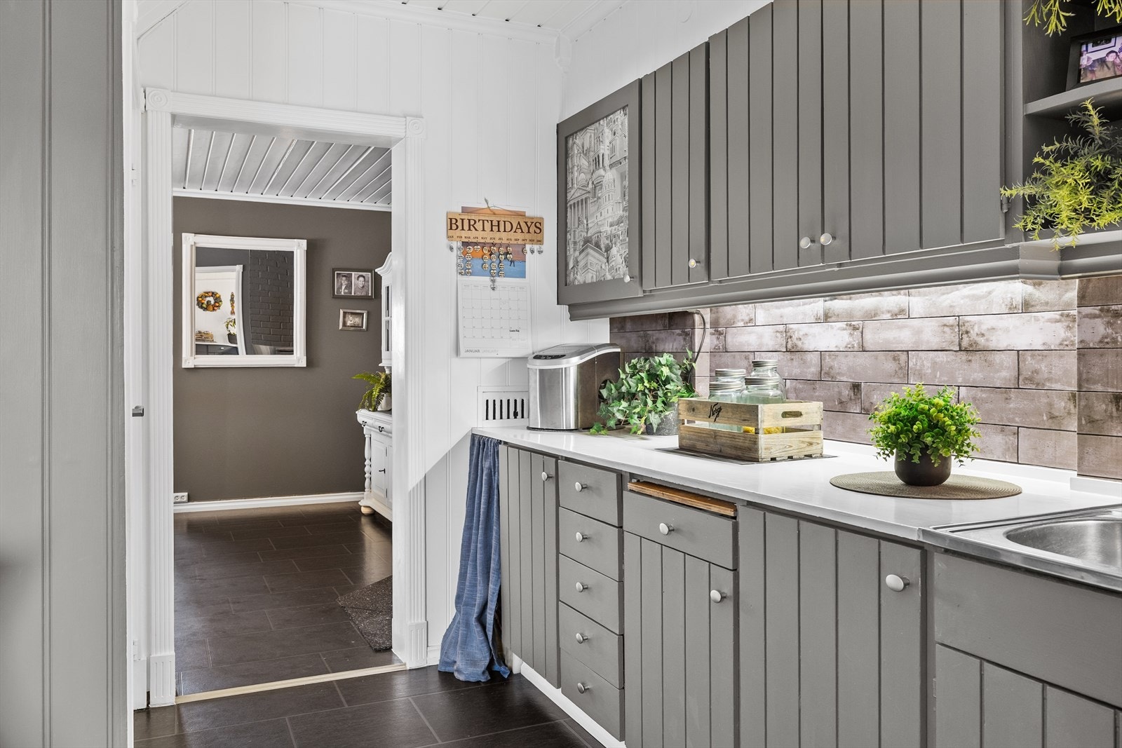 Fra kjøkkenet er det direkte adkomst til en stor og innbydende spisestue. Galleribilde