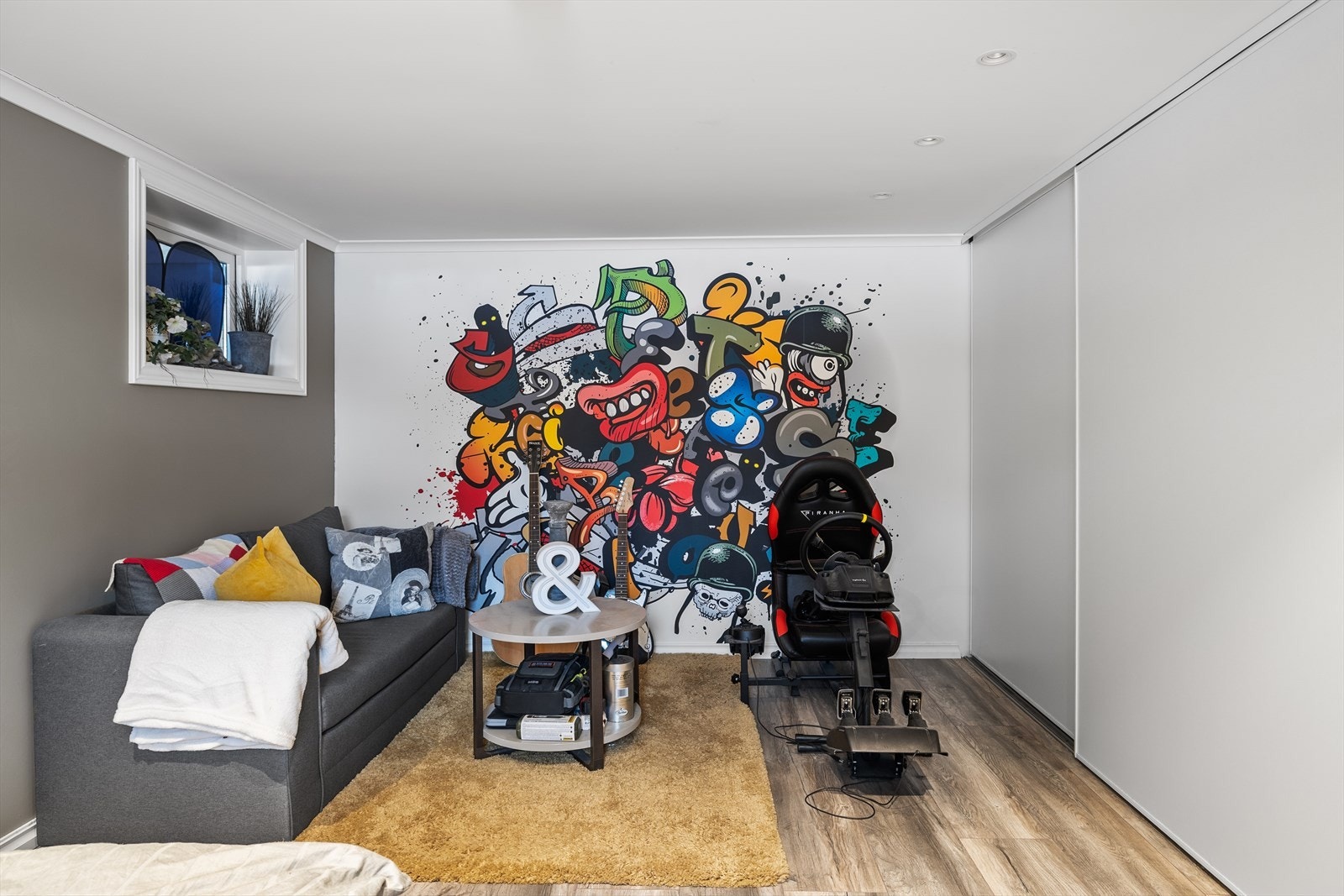 Plass til sofagruppe og underholdningsutstyr, med laminatgulv som gir en solid base. Galleribilde