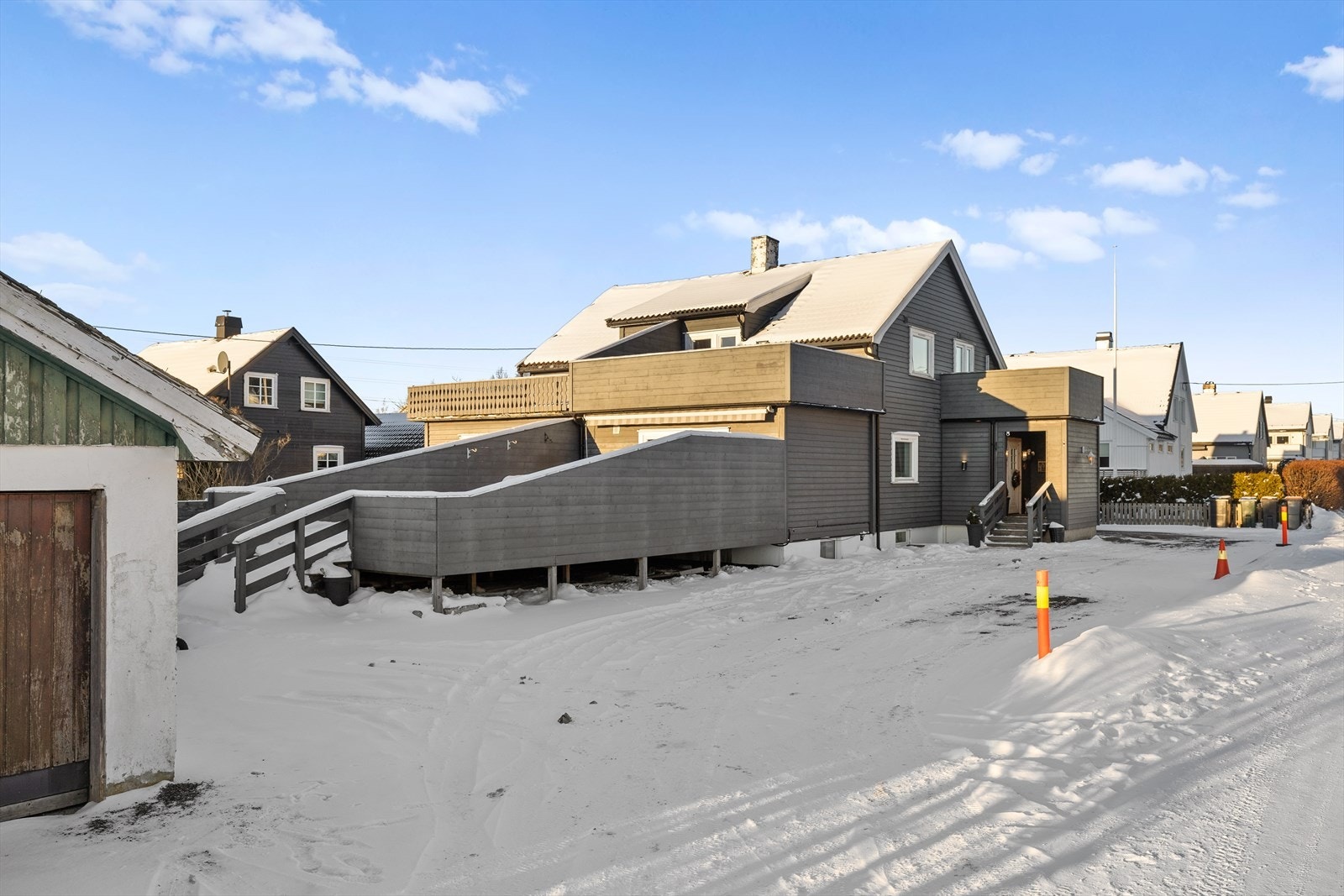 Huset er oppført med liggende trekledning og har en romslig terrasse i første etasje, samt to balkonger. Galleribilde