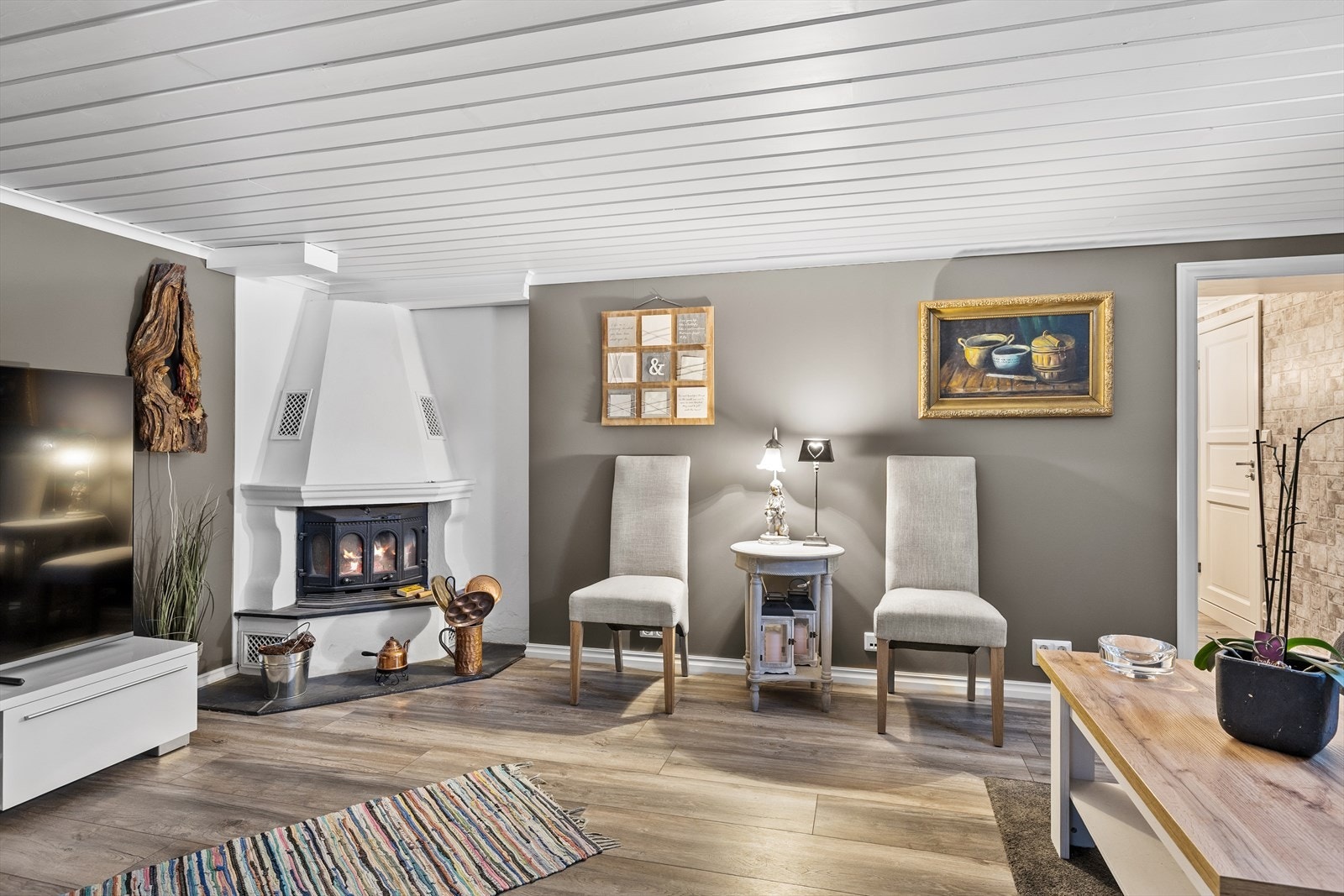 Koselig og flott kjellerstue som kan brukes som tv-rom Galleribilde