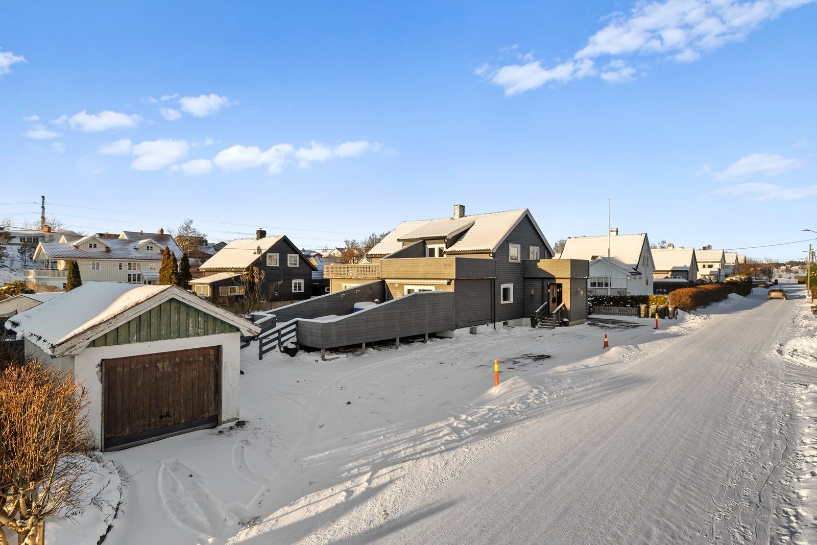 Boligen har en nyere terrasse med impregnert gulv og malt rekkverk, samt enkel tilgang til garasje. Galleribilde