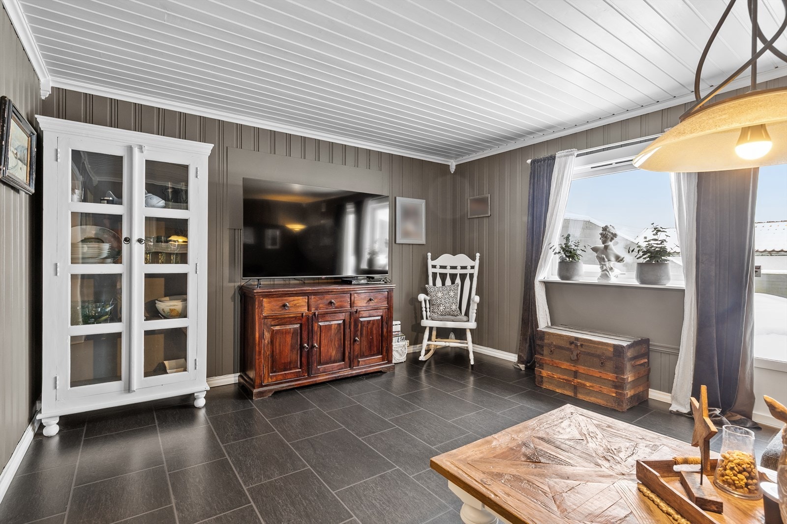 Store vindusflater gir godt lysinnslipp og utsyn mot uteområdet. Galleribilde