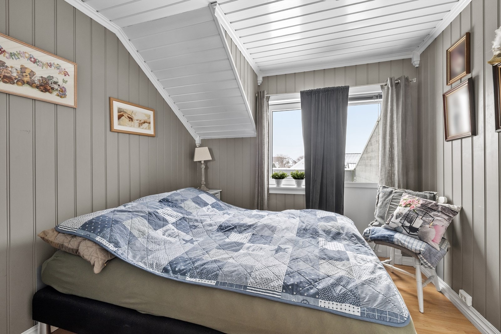 Plass til dobbeltseng og nattbord, samt tilgang til en av balkongene. Galleribilde