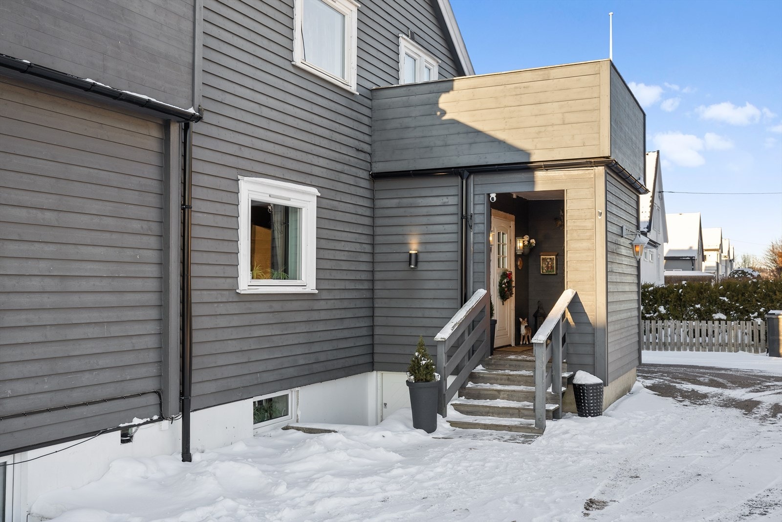 Boligen ønsker deg velkommen med et hyggelig, overbygd inngangsparti Galleribilde