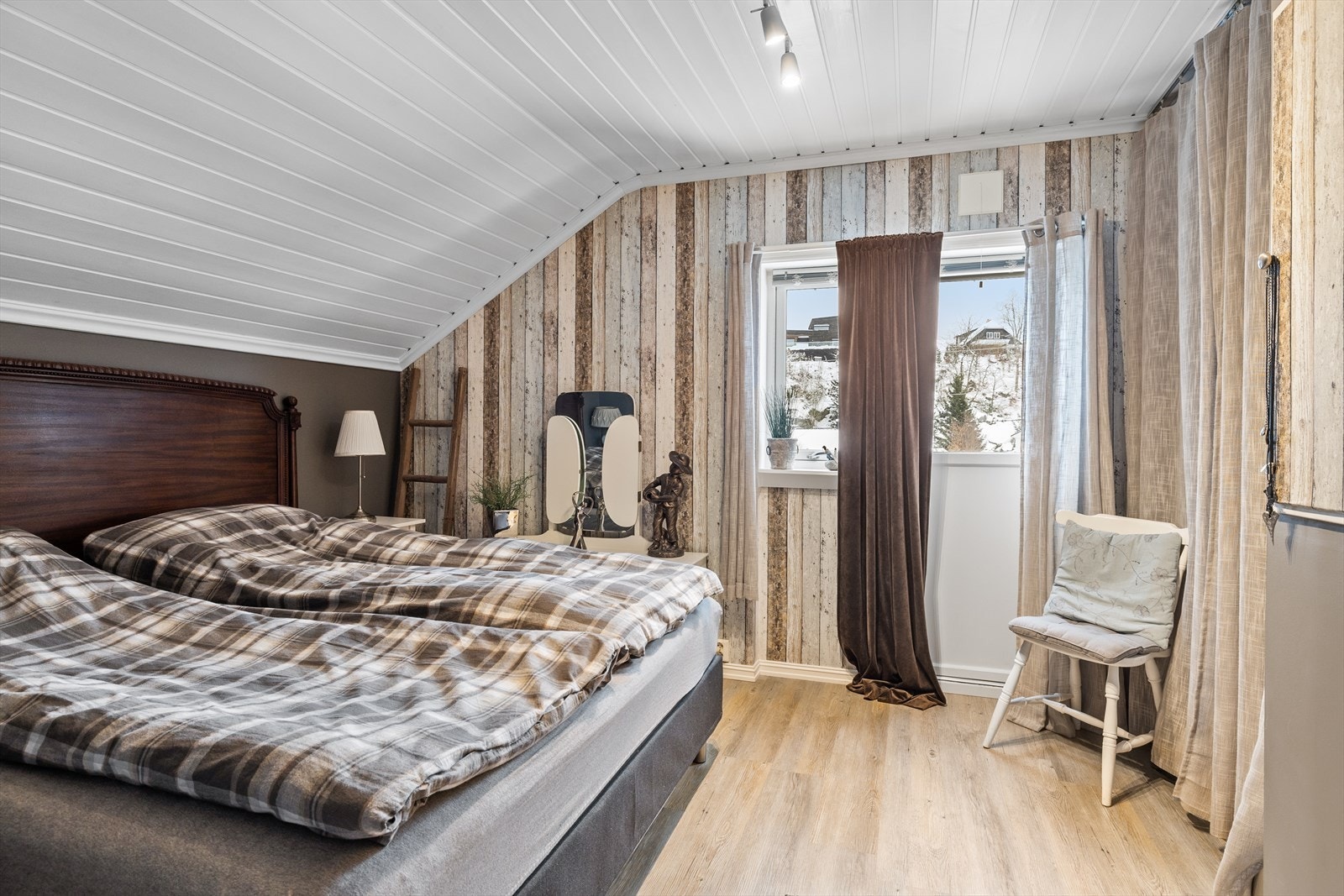 Koselig hovedsoverom med garderobeløsning og tilgang til balkongen Galleribilde