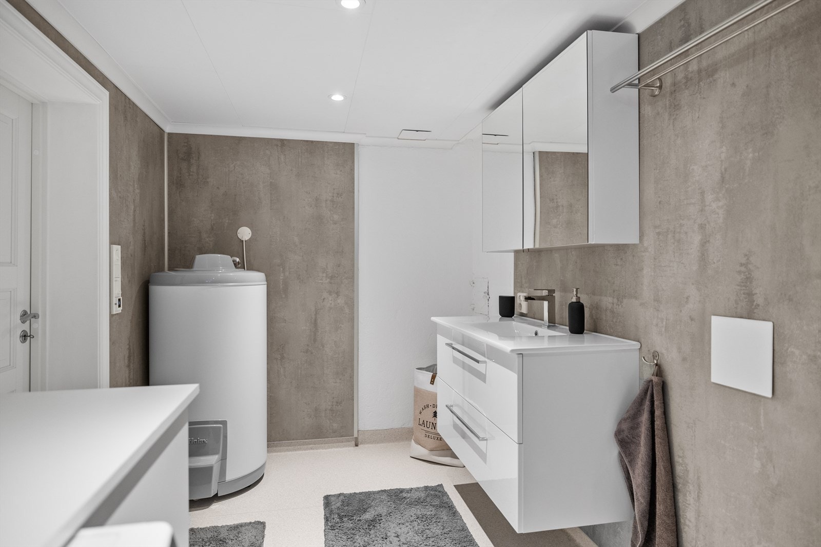 Varmtvannsbereder fra 2015 er plassert på badet i kjeller. Galleribilde