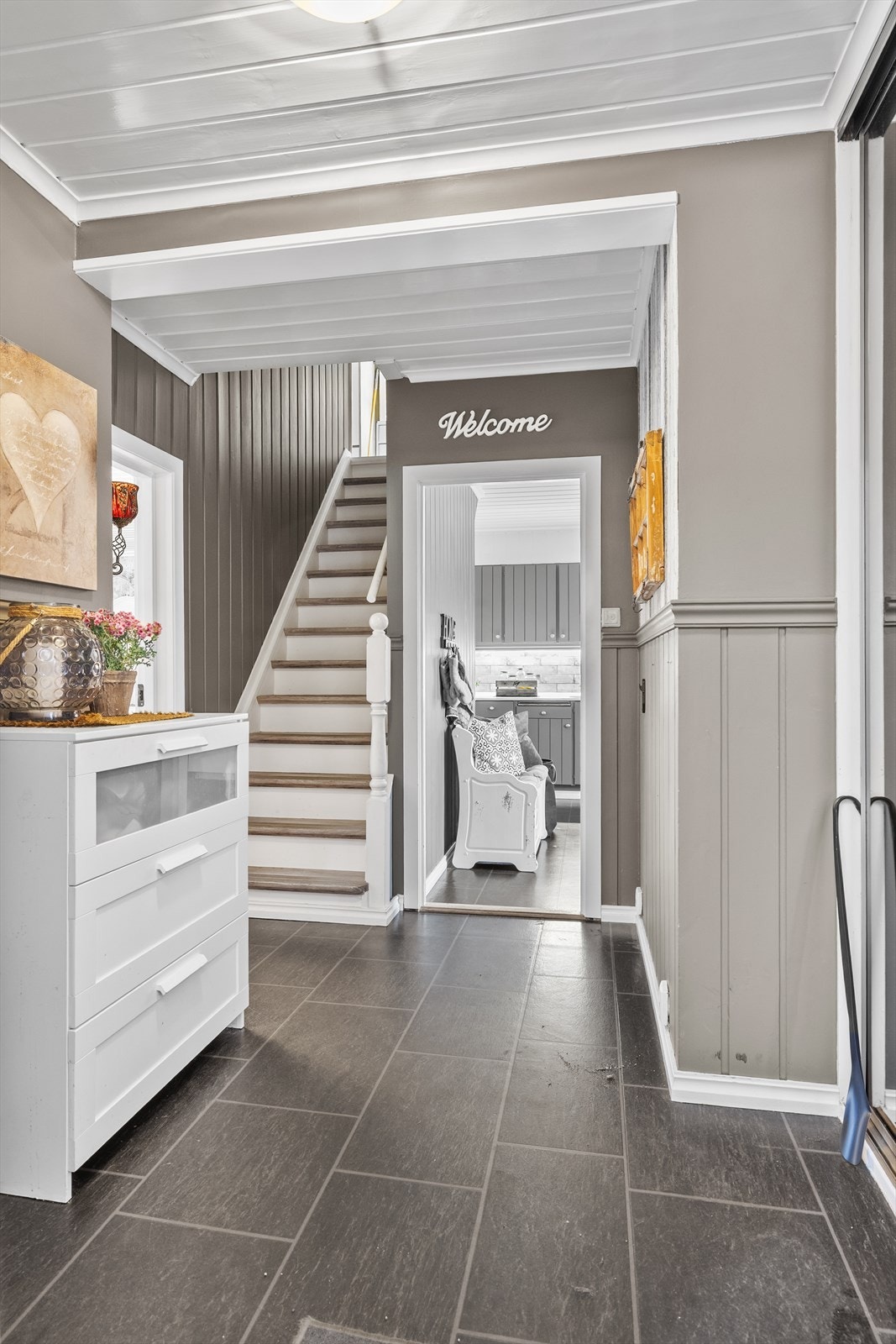 Fra inngangen har du tilgang til kjøkkenet og spisestuen Galleribilde