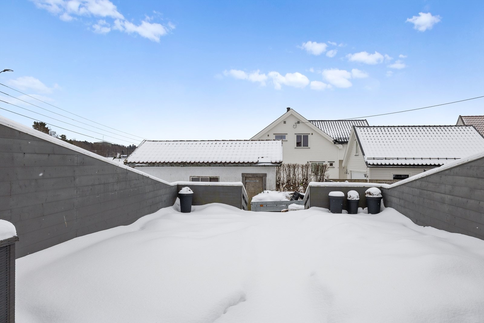 Terrasse på 48 m² med impregnert terrassegulv og malt rekkverk med liggende kledning. Galleribilde