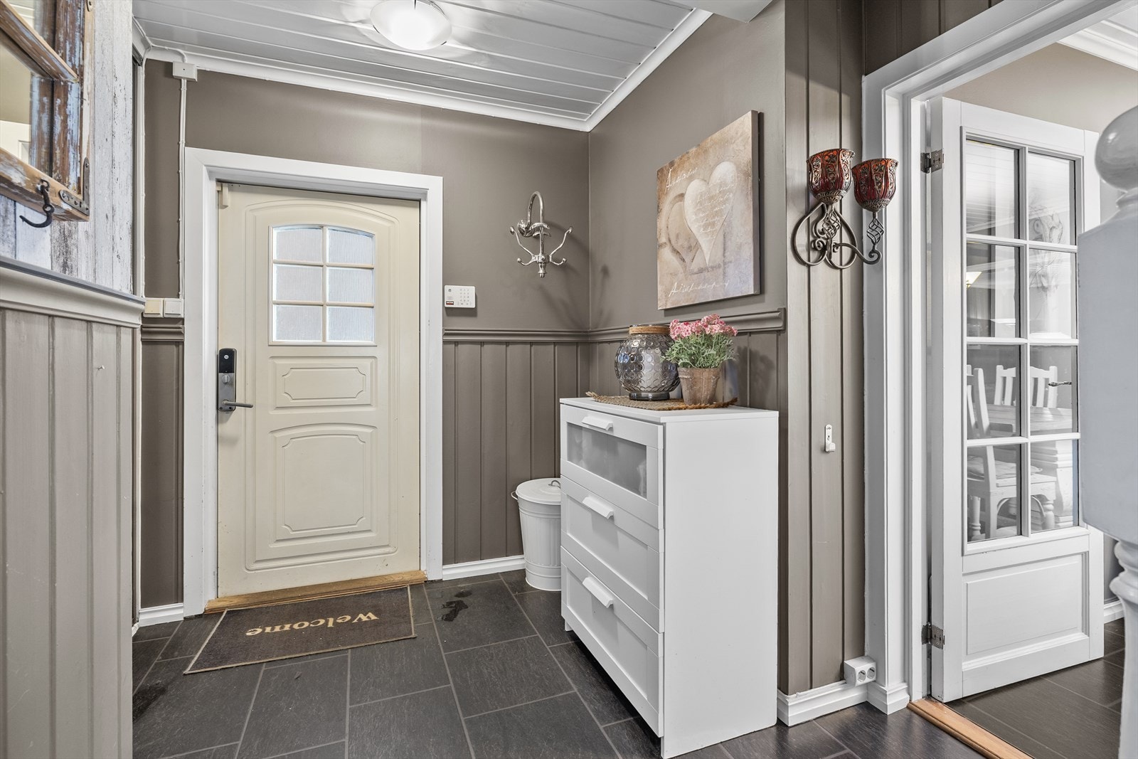 Entréen med god plass for sko og yttertøy Galleribilde