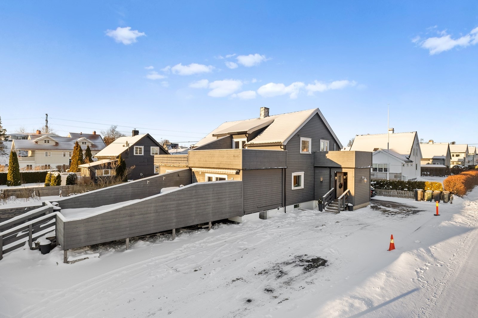 Manveien 8A ligger i det etablerte og familievennlige boligområdet Mosserød Galleribilde