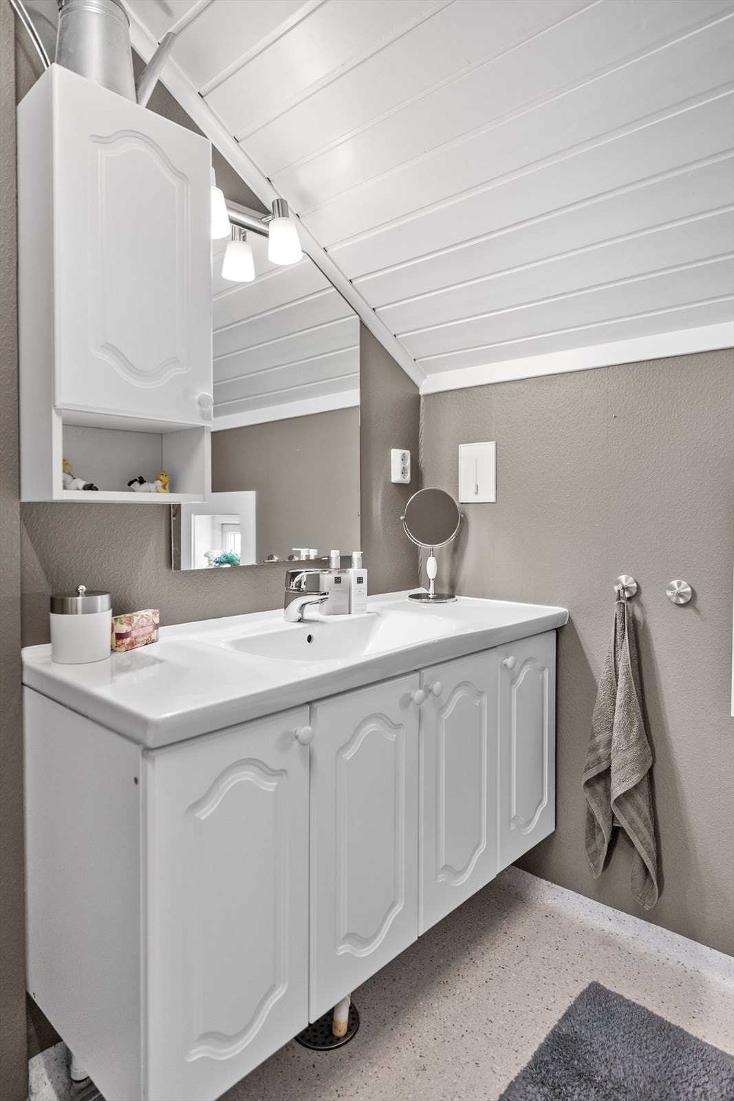 Vaskeservant i innredning gir praktisk oppbevaringsplass. Galleribilde