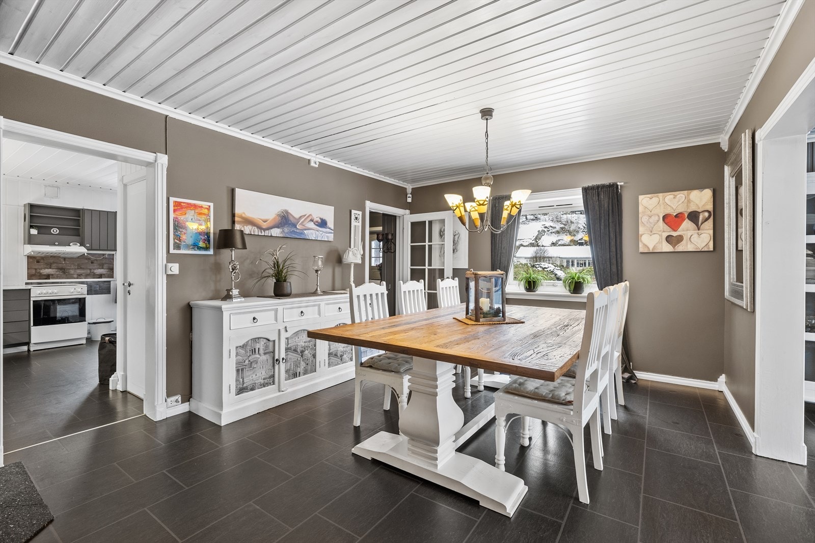 Direkte forbindelse til kjøkkenet gir en naturlig spiseplass. Galleribilde