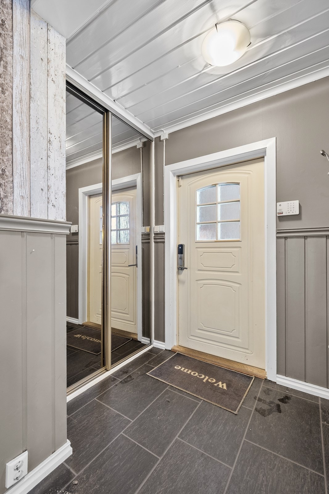 Skyvedørsgarderobe gir praktisk oppbevaring og et ryddig inntrykk. Galleribilde