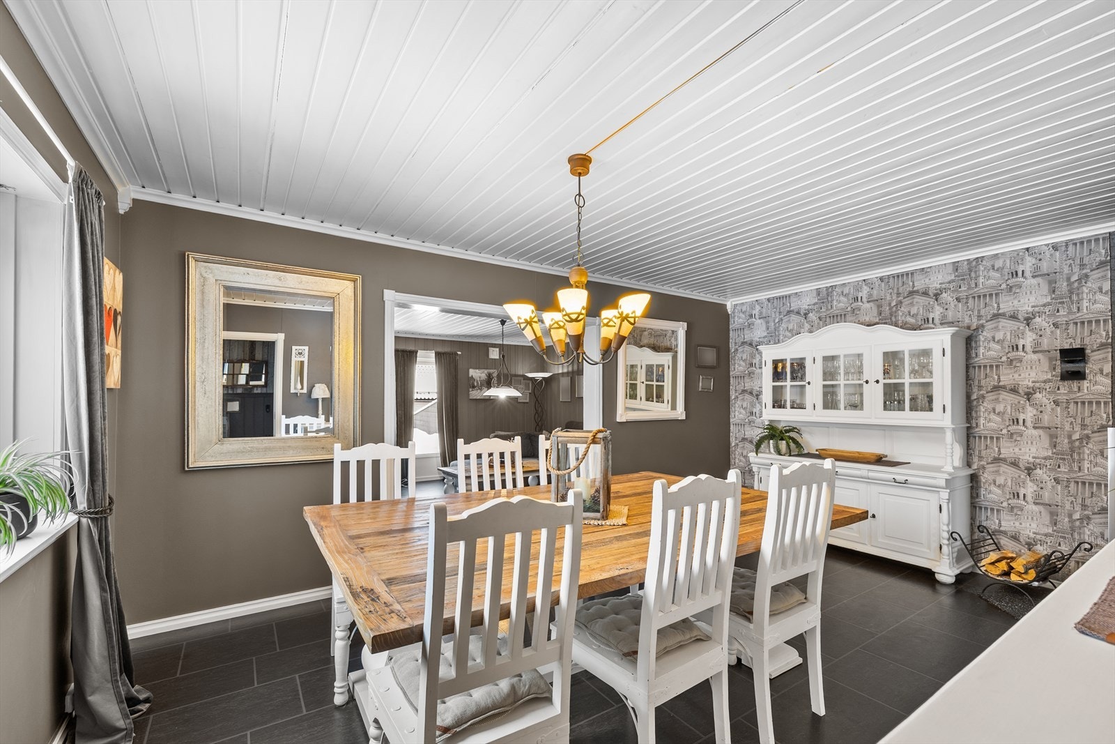 Plass til stort spisebord i tilknytning til oppholdsrommet. Galleribilde