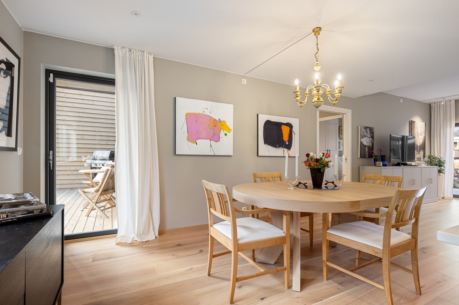 Fra spisestuen er det utgang til en av leilighetens to terrasser. Galleribilde