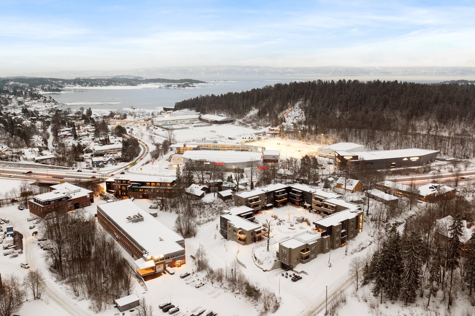 Fra leiligheten er det kort gangavstand til nærbutikk (også søndagsåpent), Holmensenteret, badestrand, buss og togforbindelse, samt idrettsanlegg med diverse idrettstilbud. Galleribilde