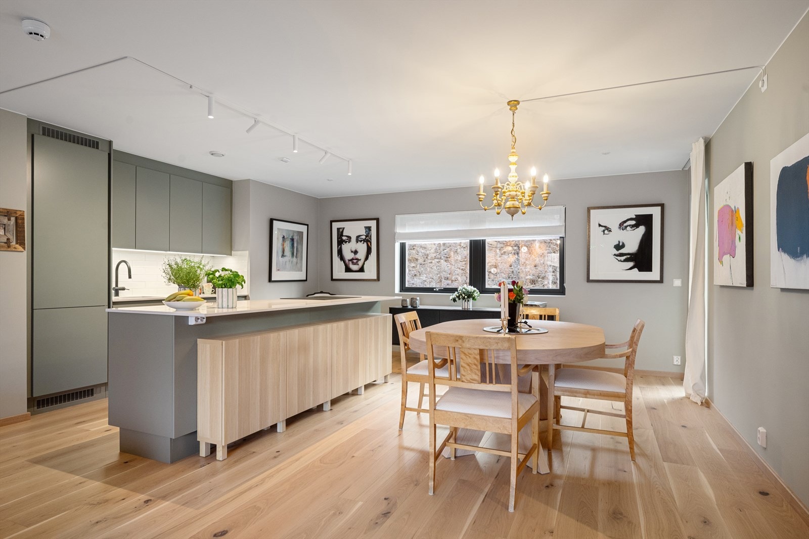 En lys og lekker 4-roms leilighet fra 2023. Leiligheten ble oppgradert med flere tilvalg, blant annet kjøkkeninnredningen, benkeplate og backsplash. Galleribilde