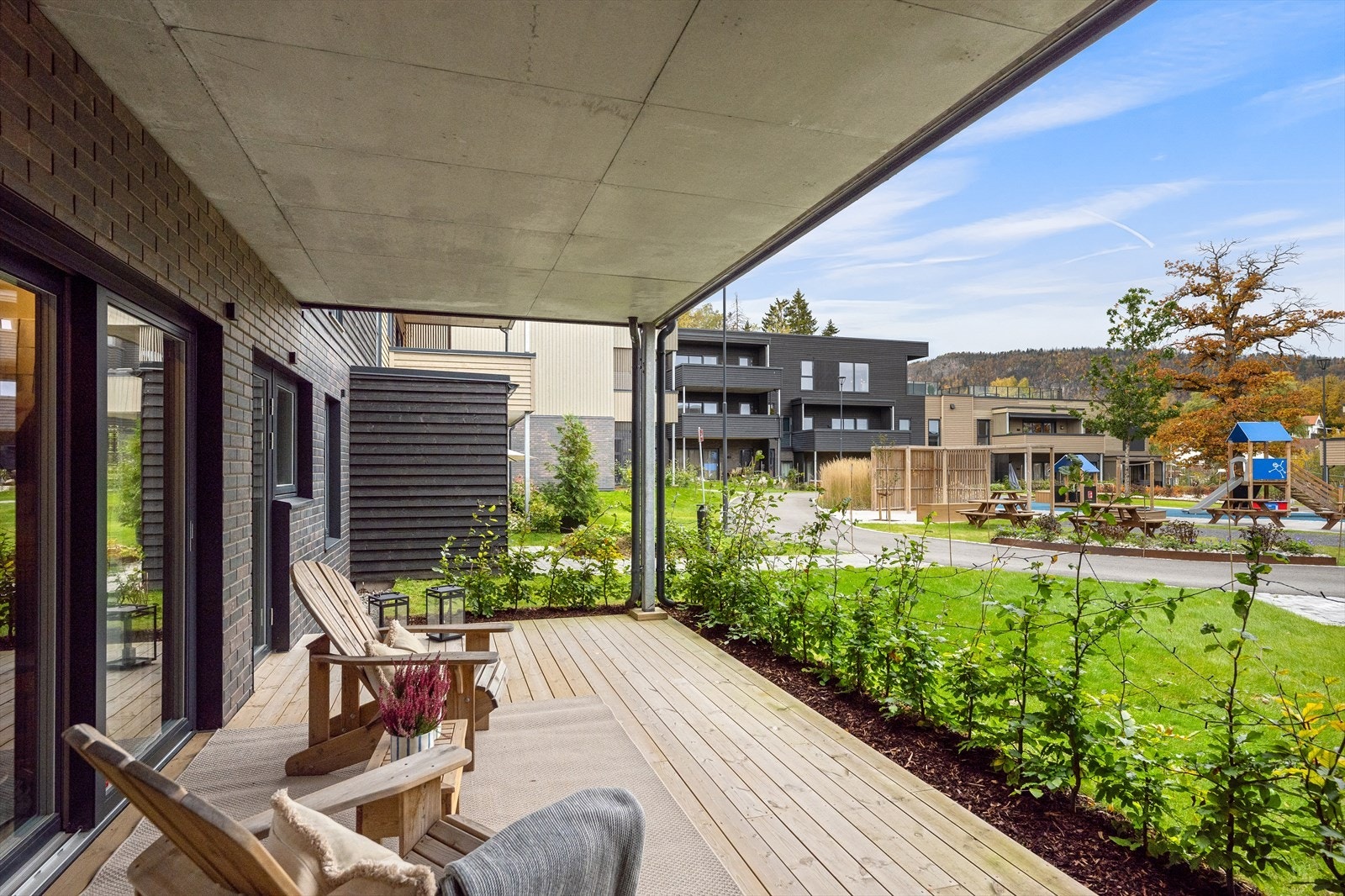 Leiligheten har to private terrasser på til sammen 35 m², med god plass for utemøbler. Det er beplantet hekk som vil vokse opp og skape enda mer skjermet tilværelse. Galleribilde