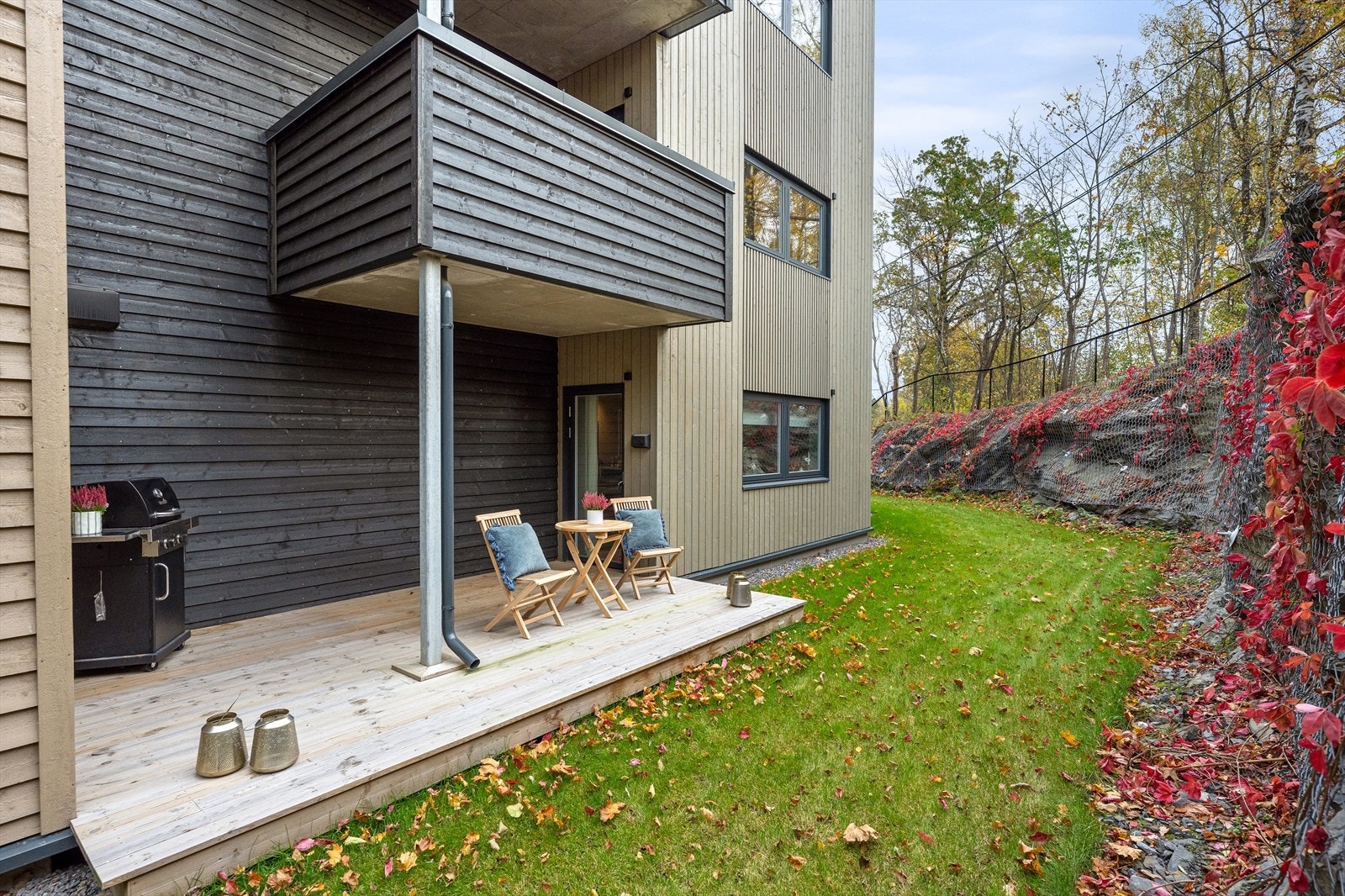 Terrassen med utgang fra spisestuen ligger meget skjermet til. Galleribilde