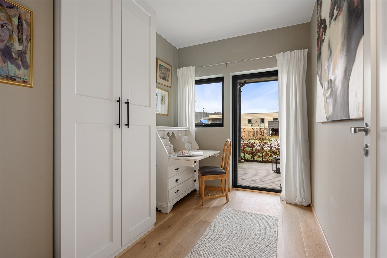 Det tredje soverommet har utgang til terrasse og egner seg godt som kontor eller gjesterom. Galleribilde