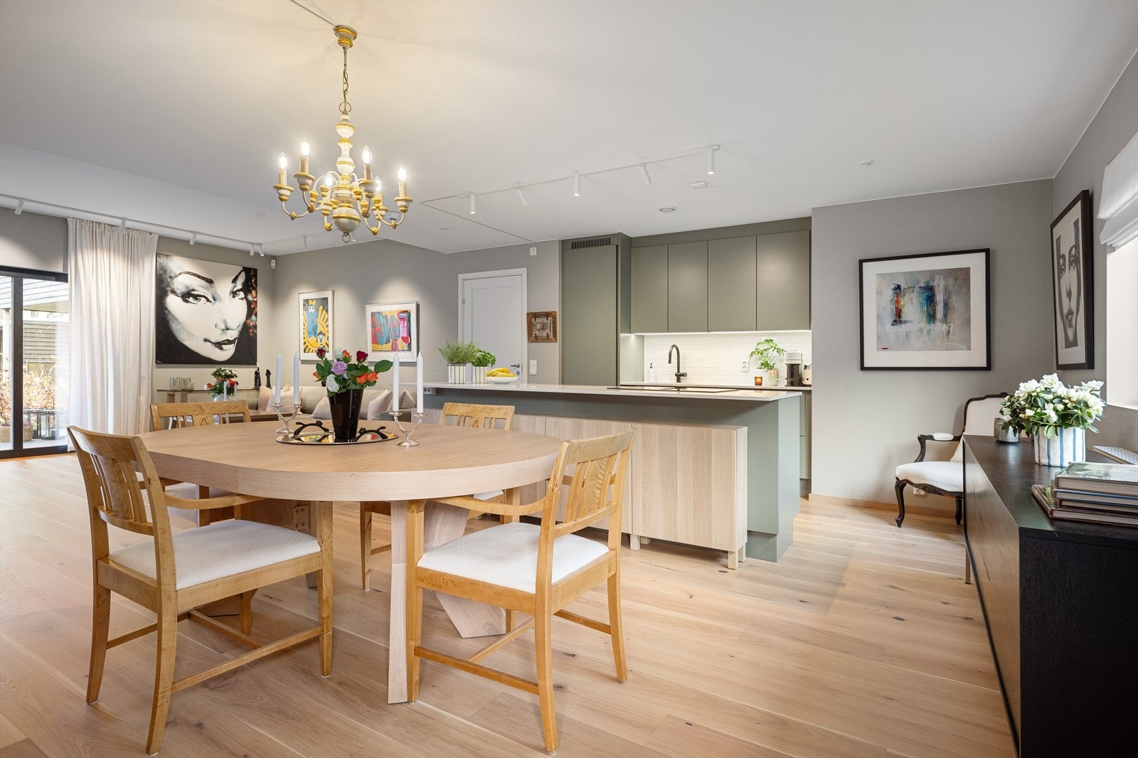 Kjøkkenet er designet for å være både et godt arbeidsområde og et sosialt samlingspunkt. Galleribilde