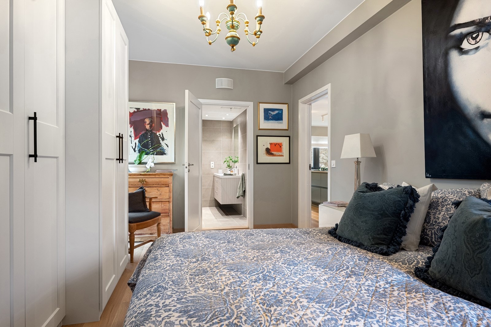 Hovedsoverommet ligger i suiteløsning og er tilknyttet eget bad. Galleribilde