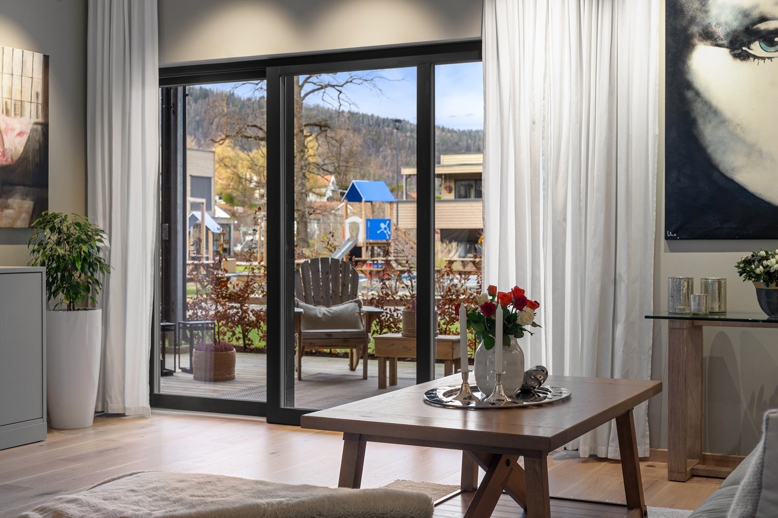 De vide vindusflatene sørger for rikelig med naturlig lys. Galleribilde